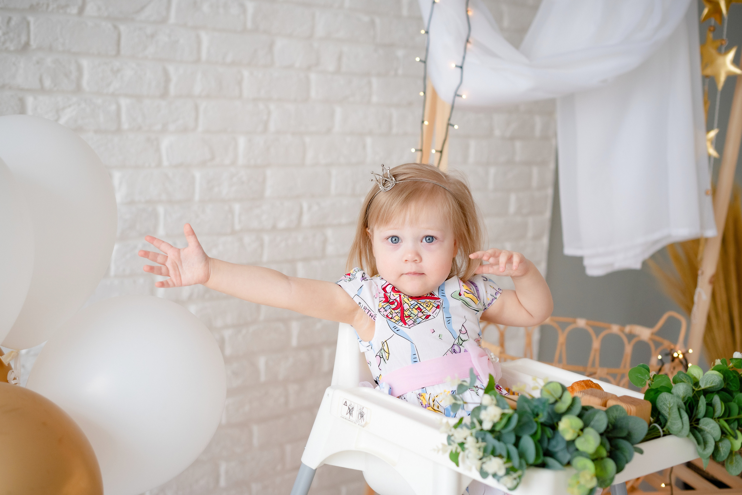 Викуля с крёстной в фотостудии Лайм. Детский и семейный фотограф в Сургуте и Нефтеюганске Анна Старцева