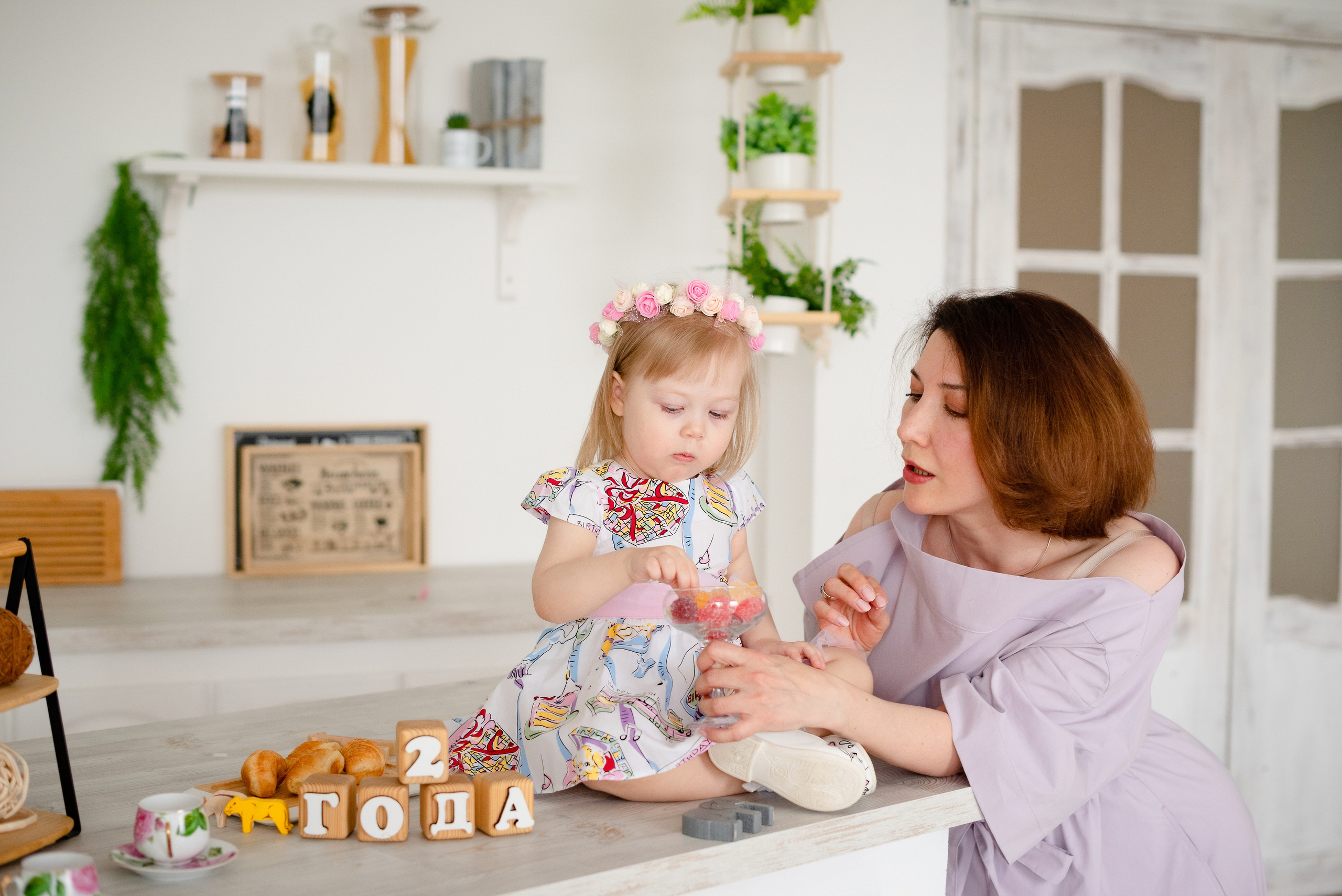 Викуля с крёстной в фотостудии Лайм. Детский и семейный фотограф в Сургуте и Нефтеюганске Анна Старцева