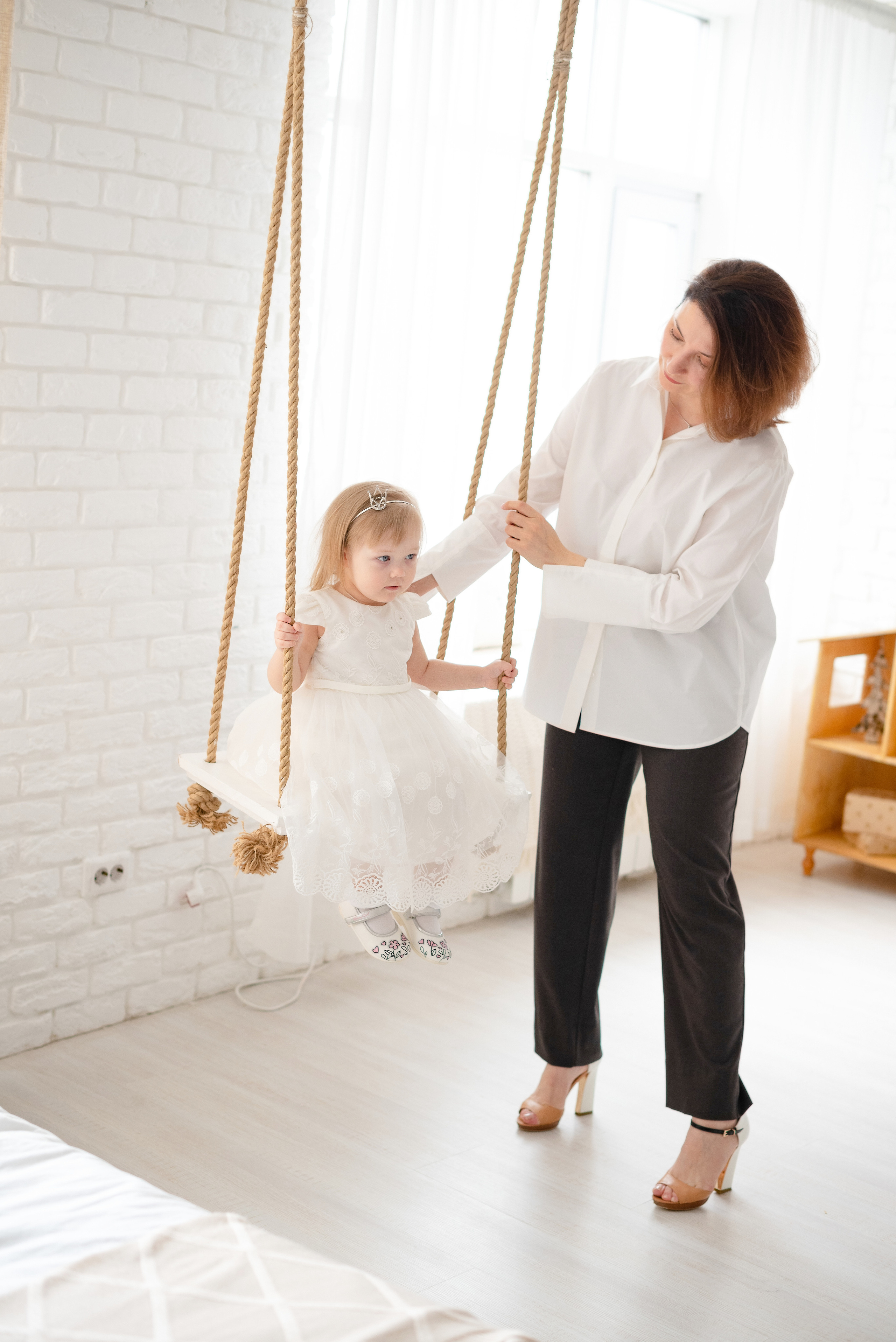 Викуля с крёстной в фотостудии Лайм. Детский и семейный фотограф в Сургуте и Нефтеюганске Анна Старцева