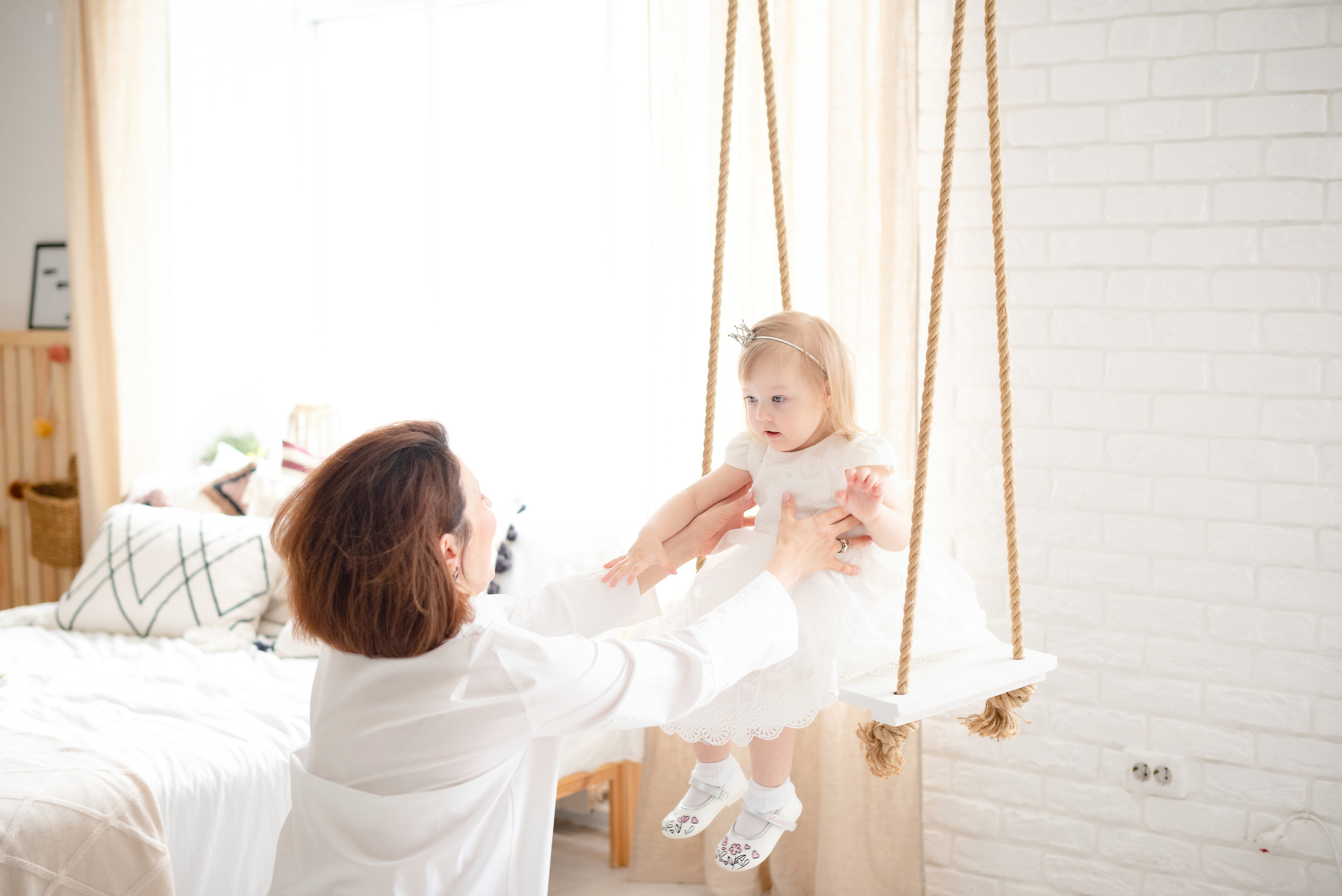 Викуля с крёстной в фотостудии Лайм. Детский и семейный фотограф в Сургуте и Нефтеюганске Анна Старцева