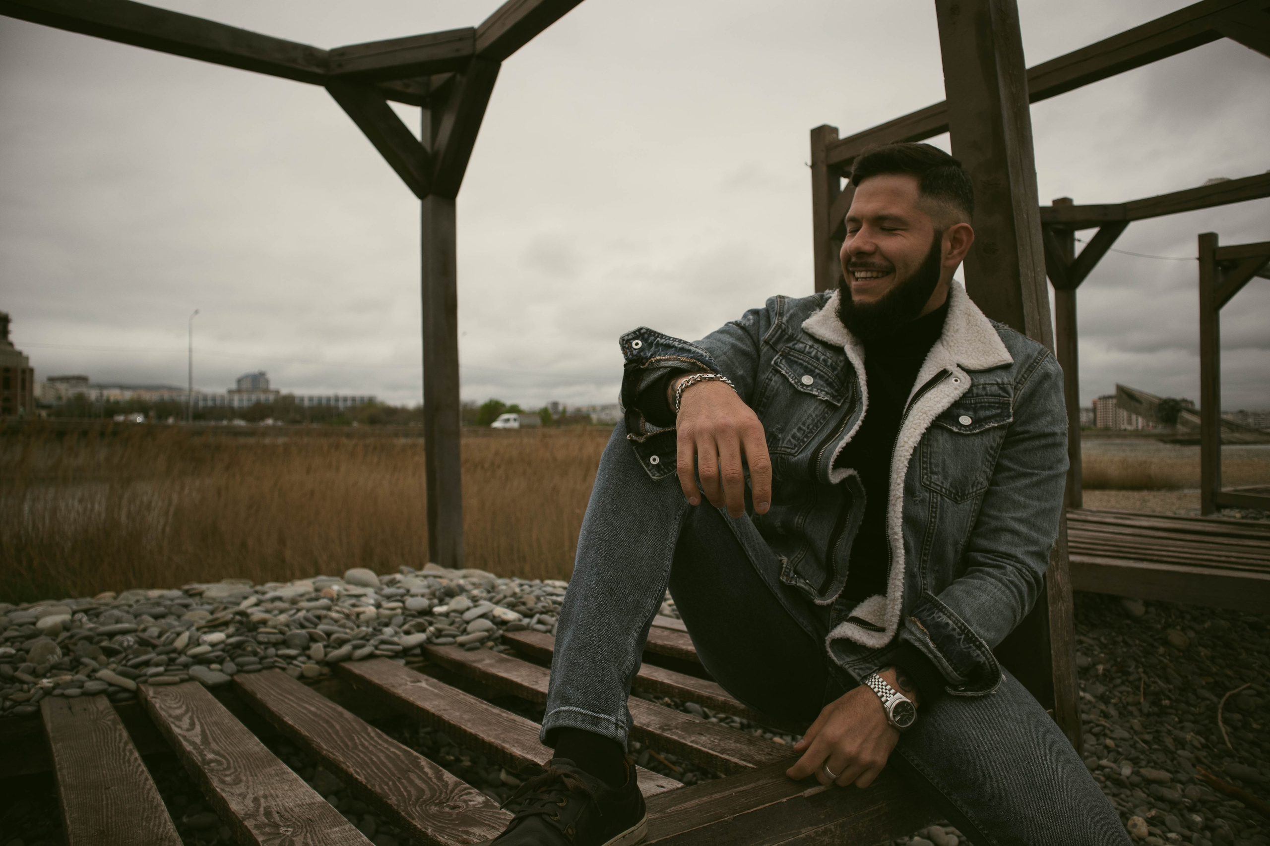 О. Уличный фотограф Города N