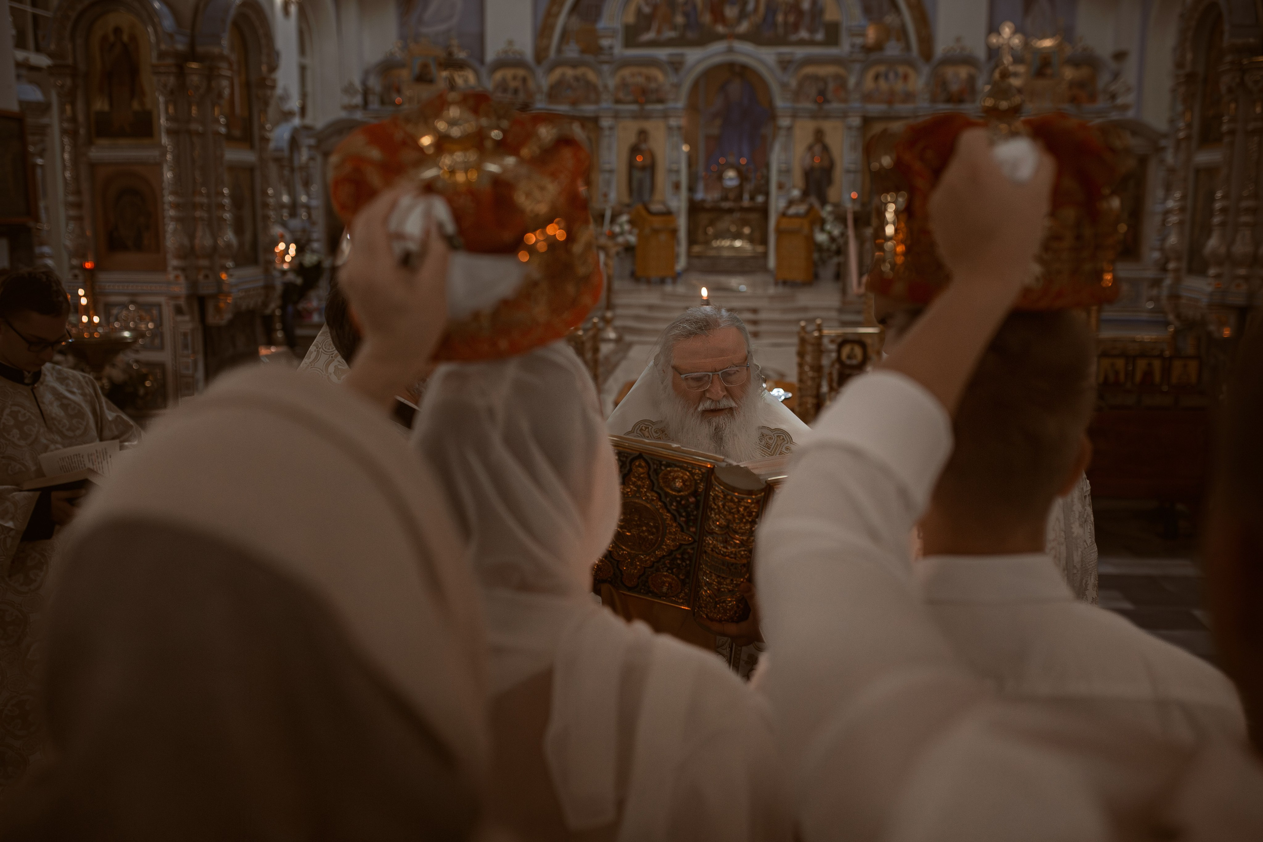 митрополит Викентий читает Евангелие во время таинства венчания в Ташкенте