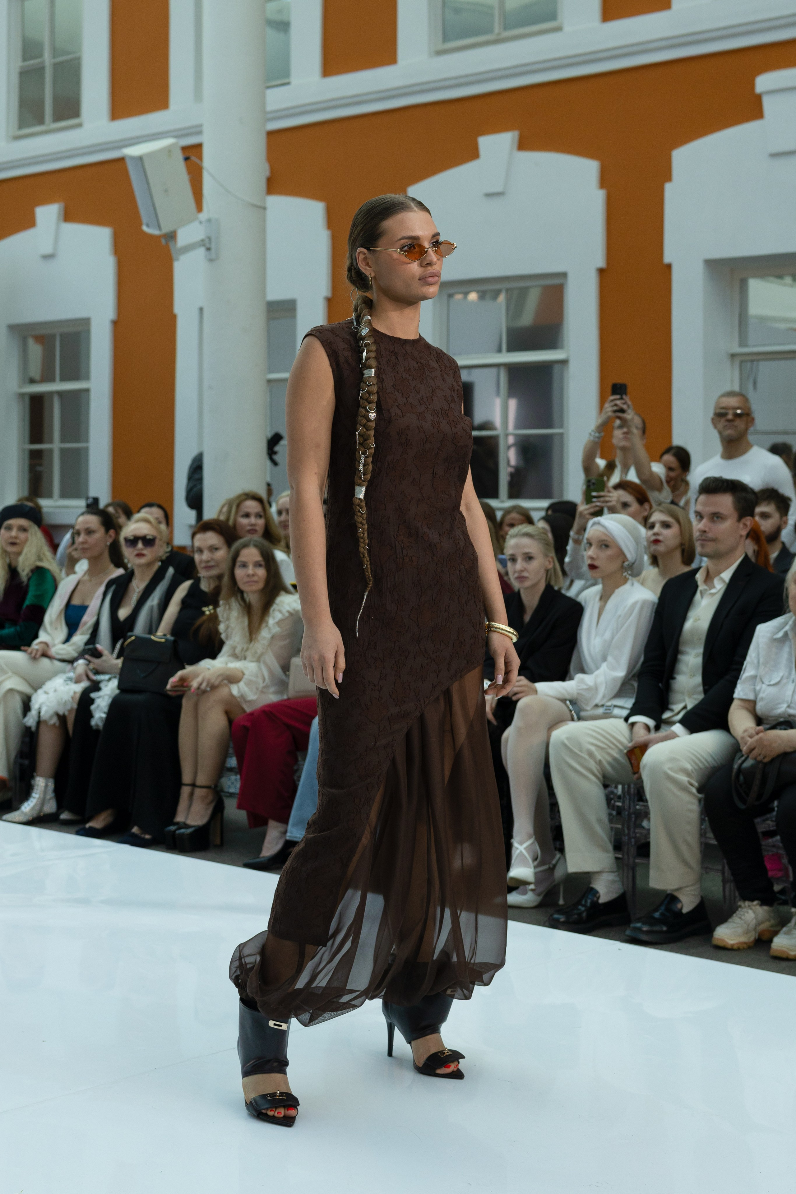 <img src="image.jpg" alt="репортаж с модного показа в Санкт-Петербурге">