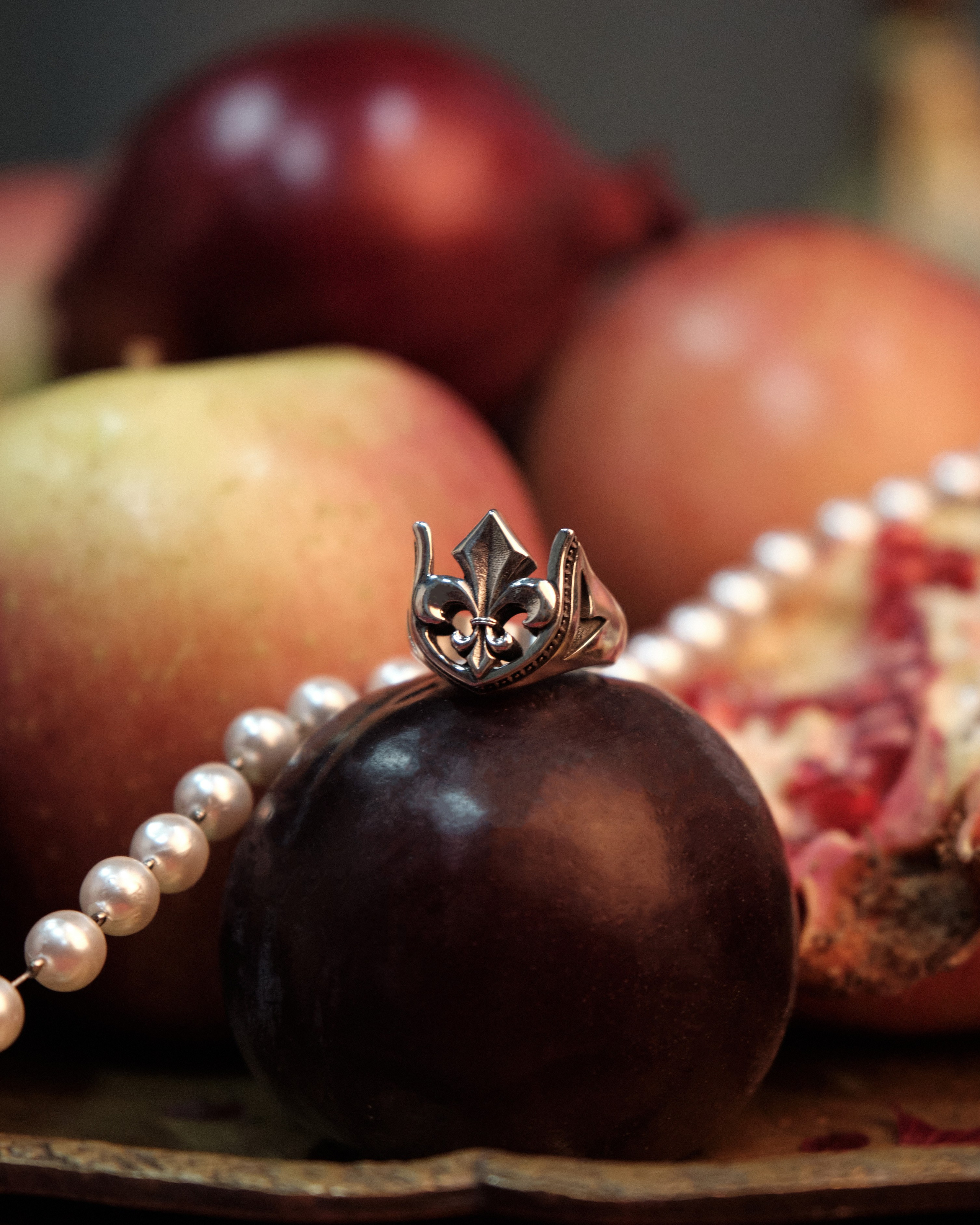 Knight for PRAY FOR MY SINS. Аксёнова Оля — сет-дизайнер, художник-постановщик, Москва