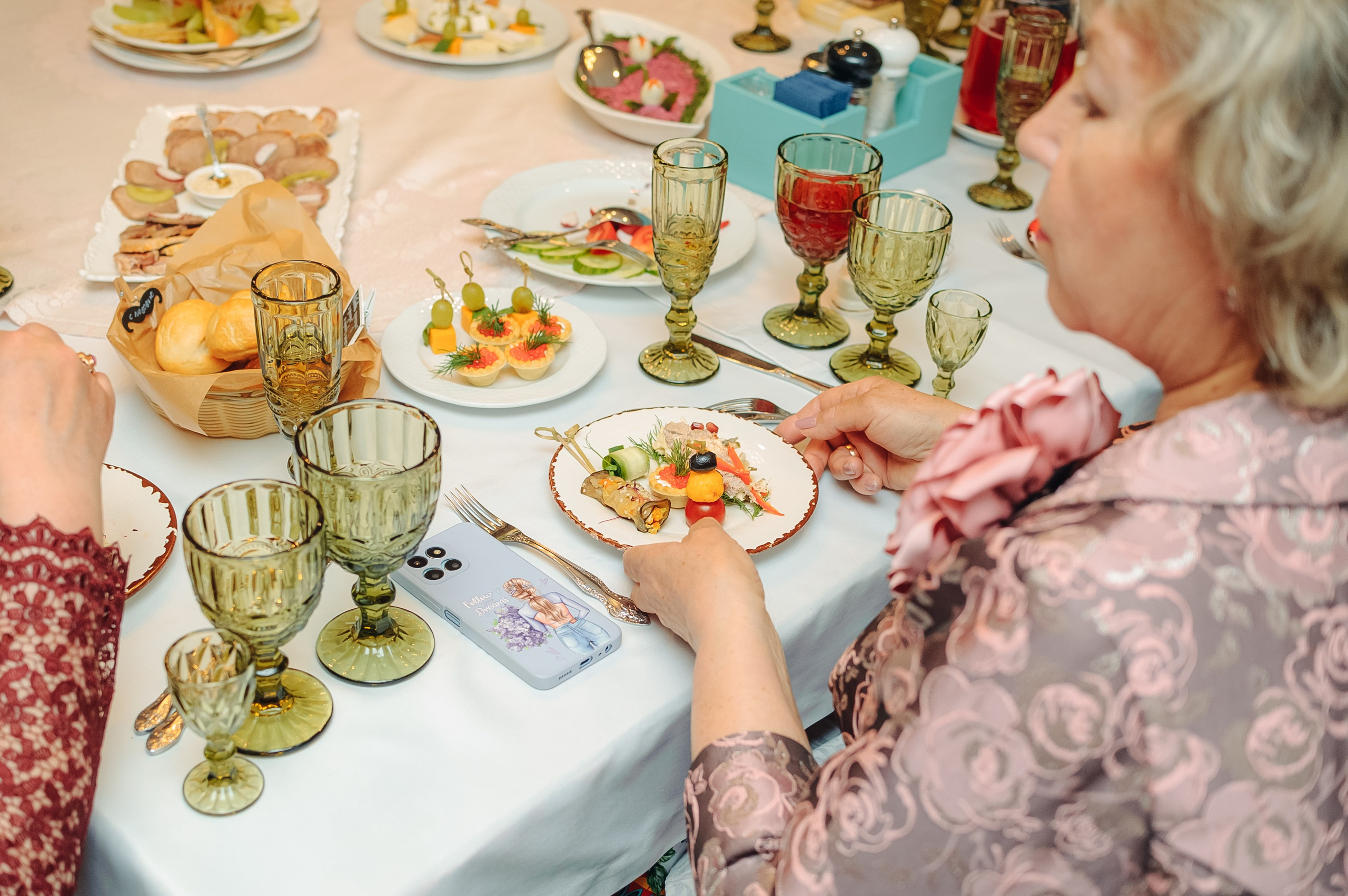 Тихий семейный праздник в ресторане Подкова. Свадебный фотограф в Екатеринбурге Артём Зайнетдинов