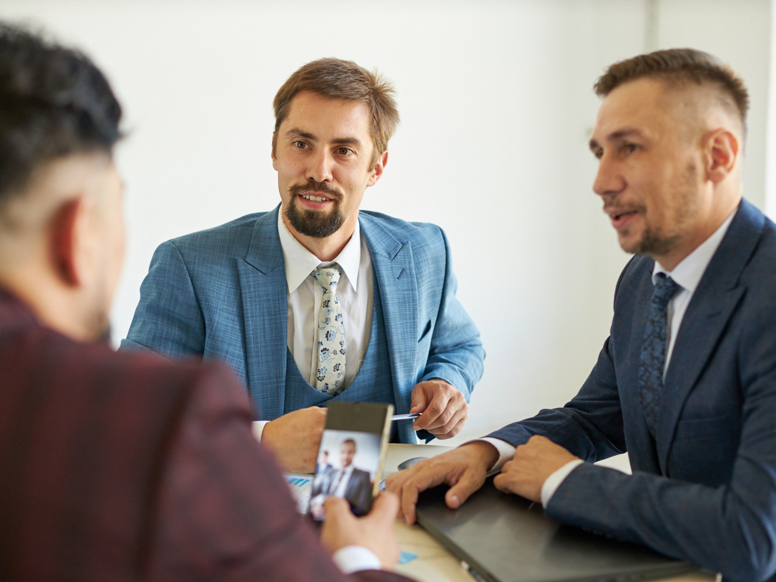 Business meeting conversation in the office - photographer Andrey Dunin