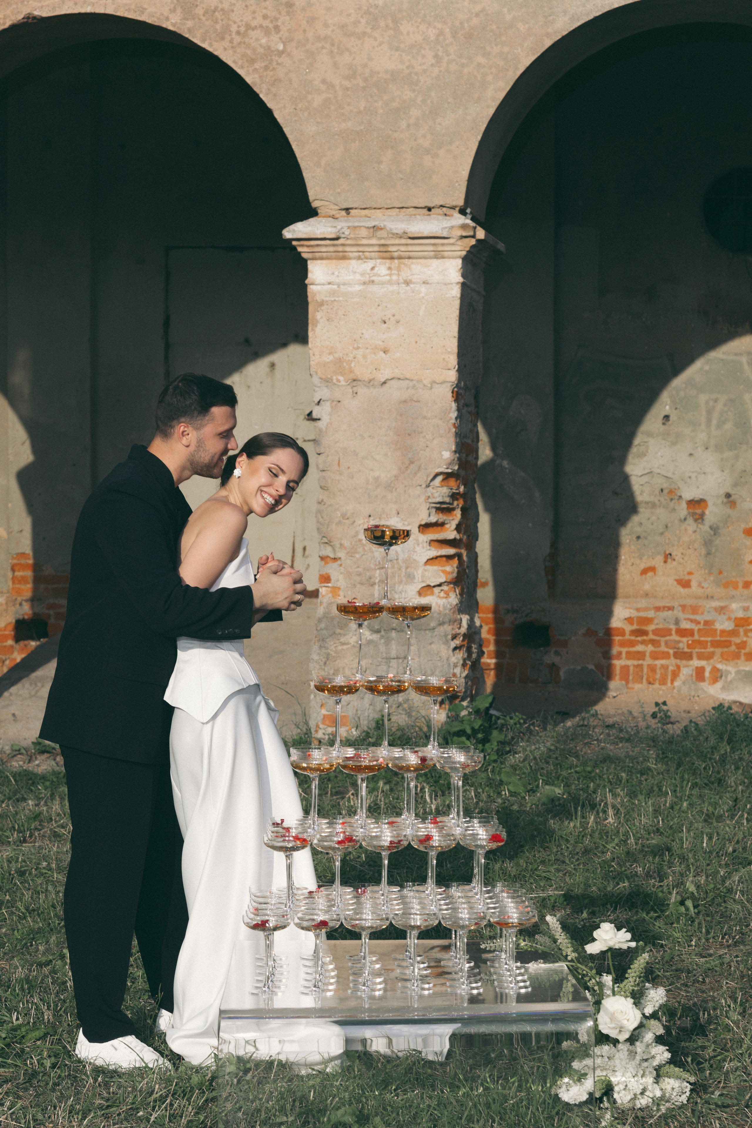 Очень стильная свадебная фотосессия с обработкой под пленку