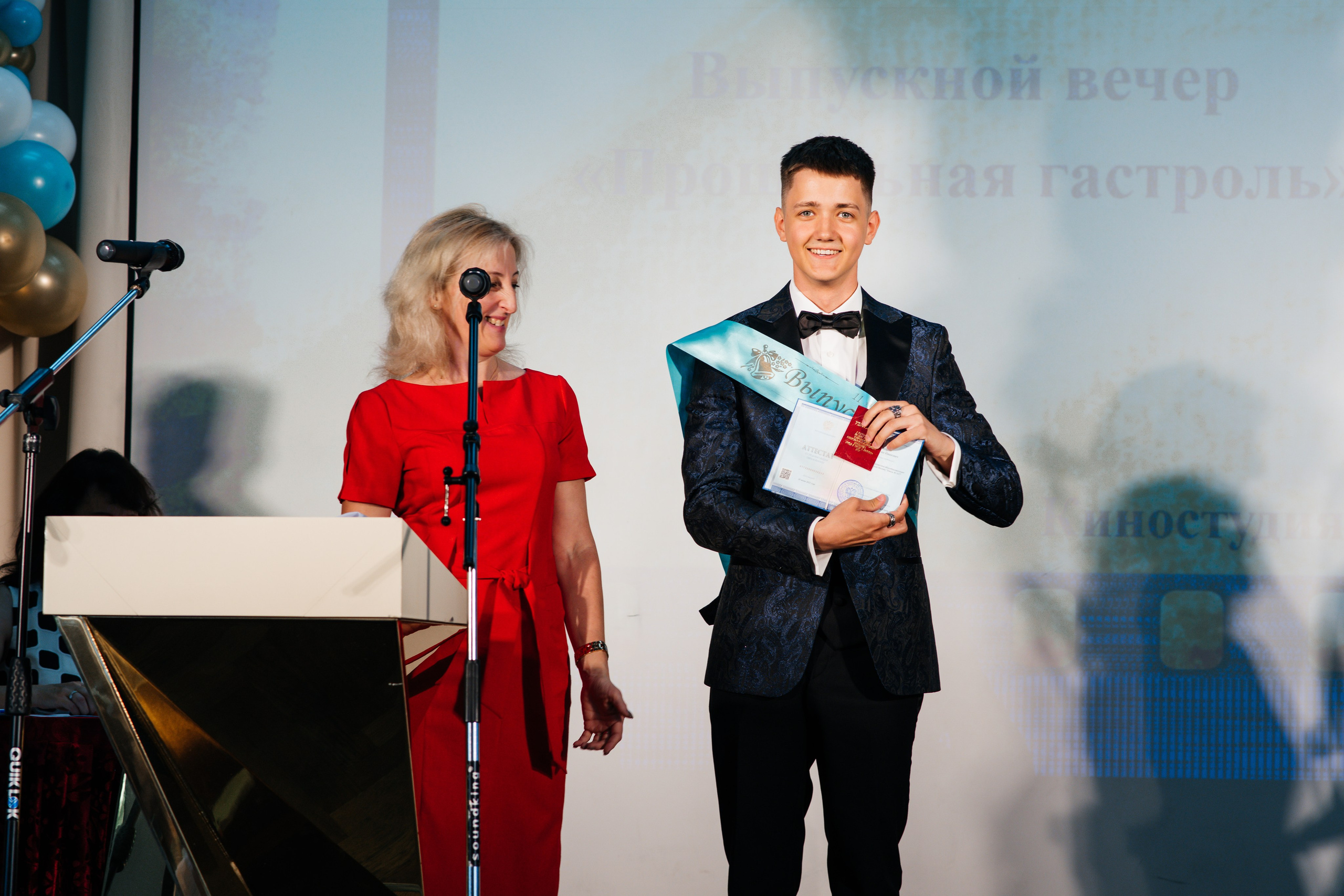 Вручение аттестатов. Выпускные альбомы в Подольске Москве и МО