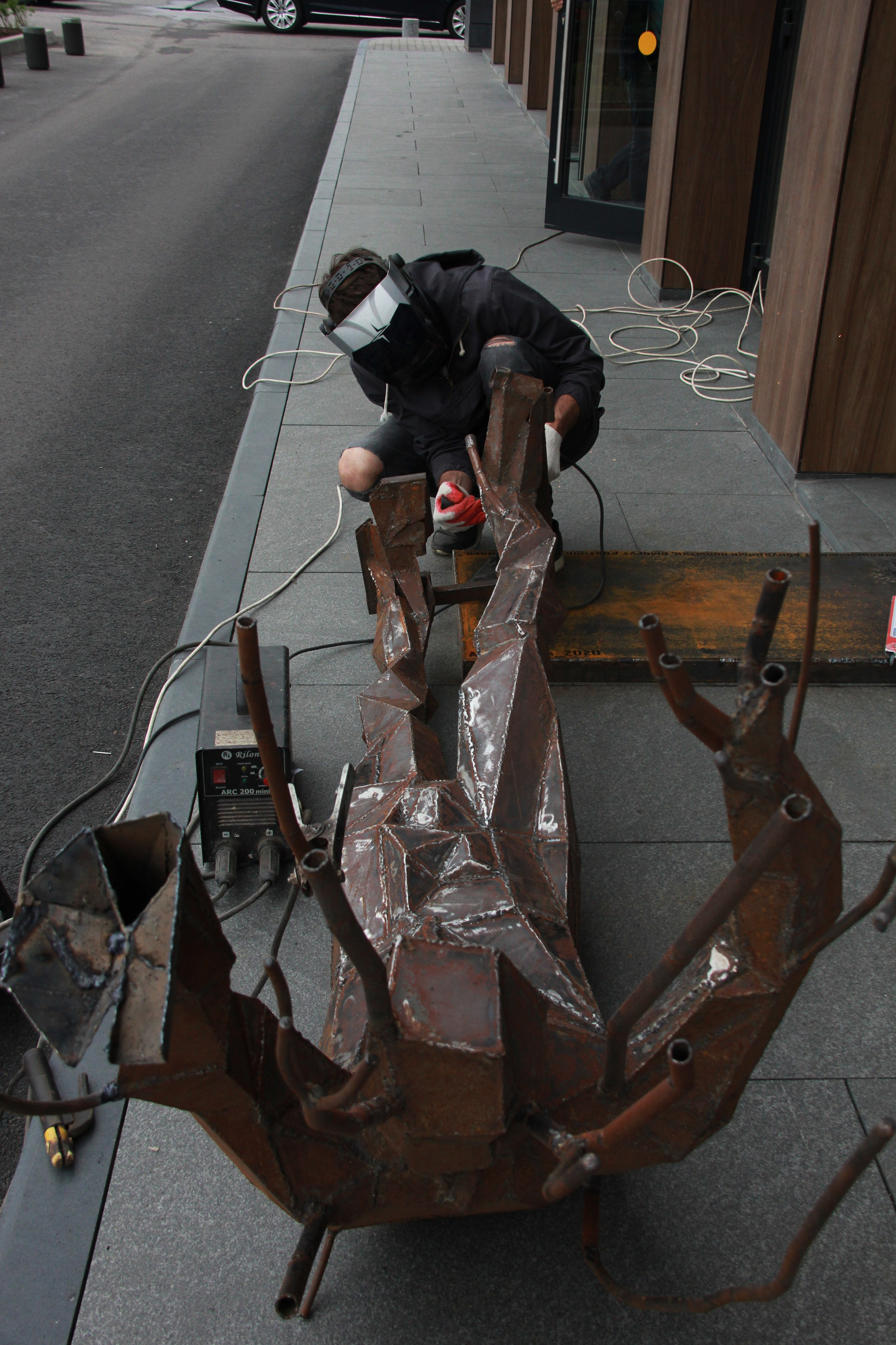 Толкающий стену / СПб/Аптекарская набережная18/2020. Художник — скульптор Антонина Фатхуллина