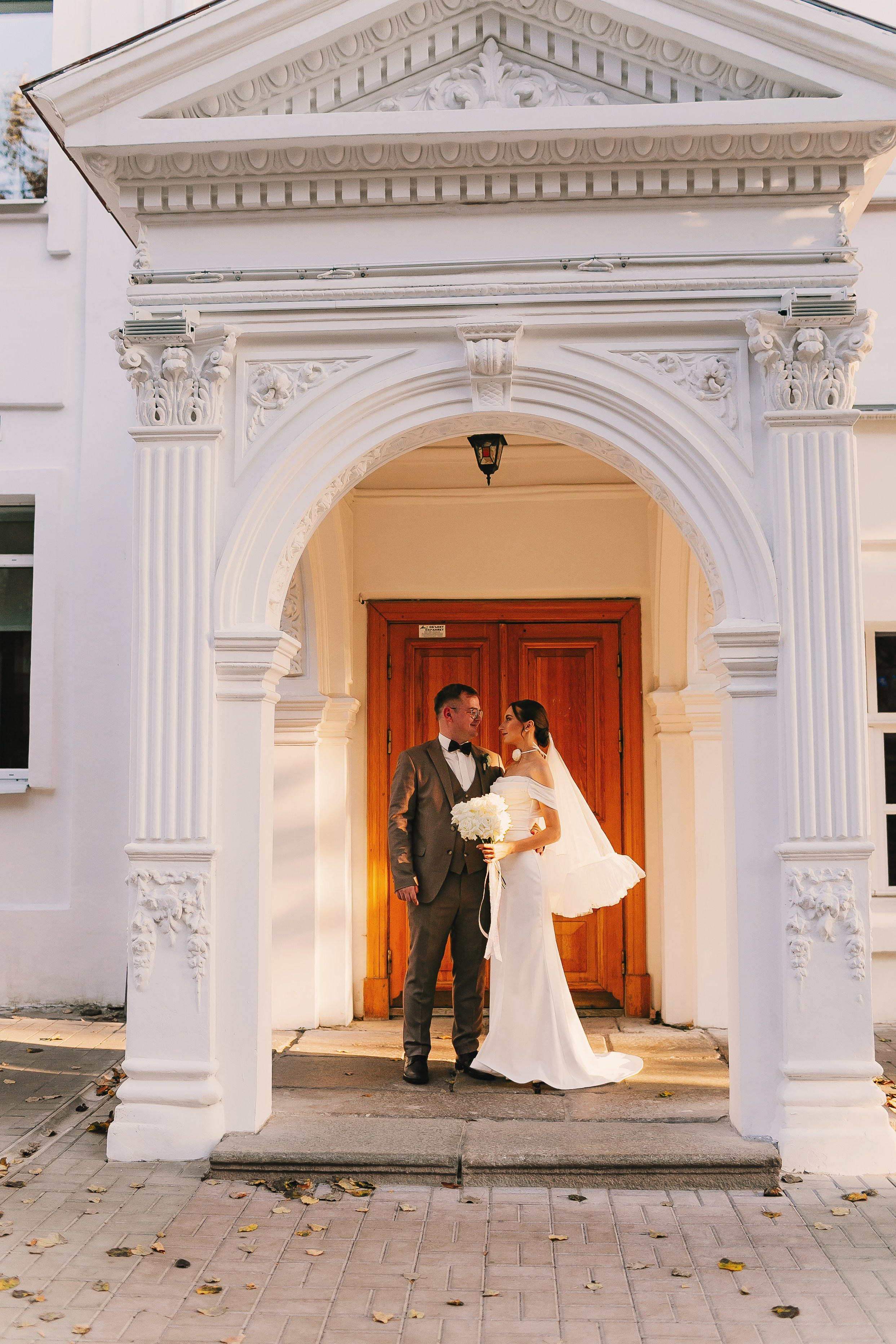 Свадебная осенняя фотосессия Ивана и Лидии в городе. Свадебный и репортажный фотограф в Ярославле и Санкт-Петербурге Роман Микрюков