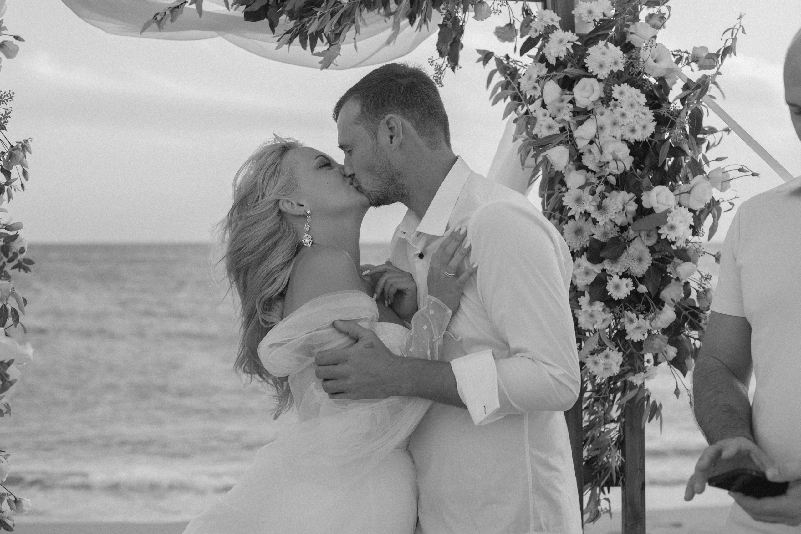 «Начало любви на побережье Поповки: история свадьбы, застывшая в кадре». Свадебный фотограф Мироманов Николай в Крыму