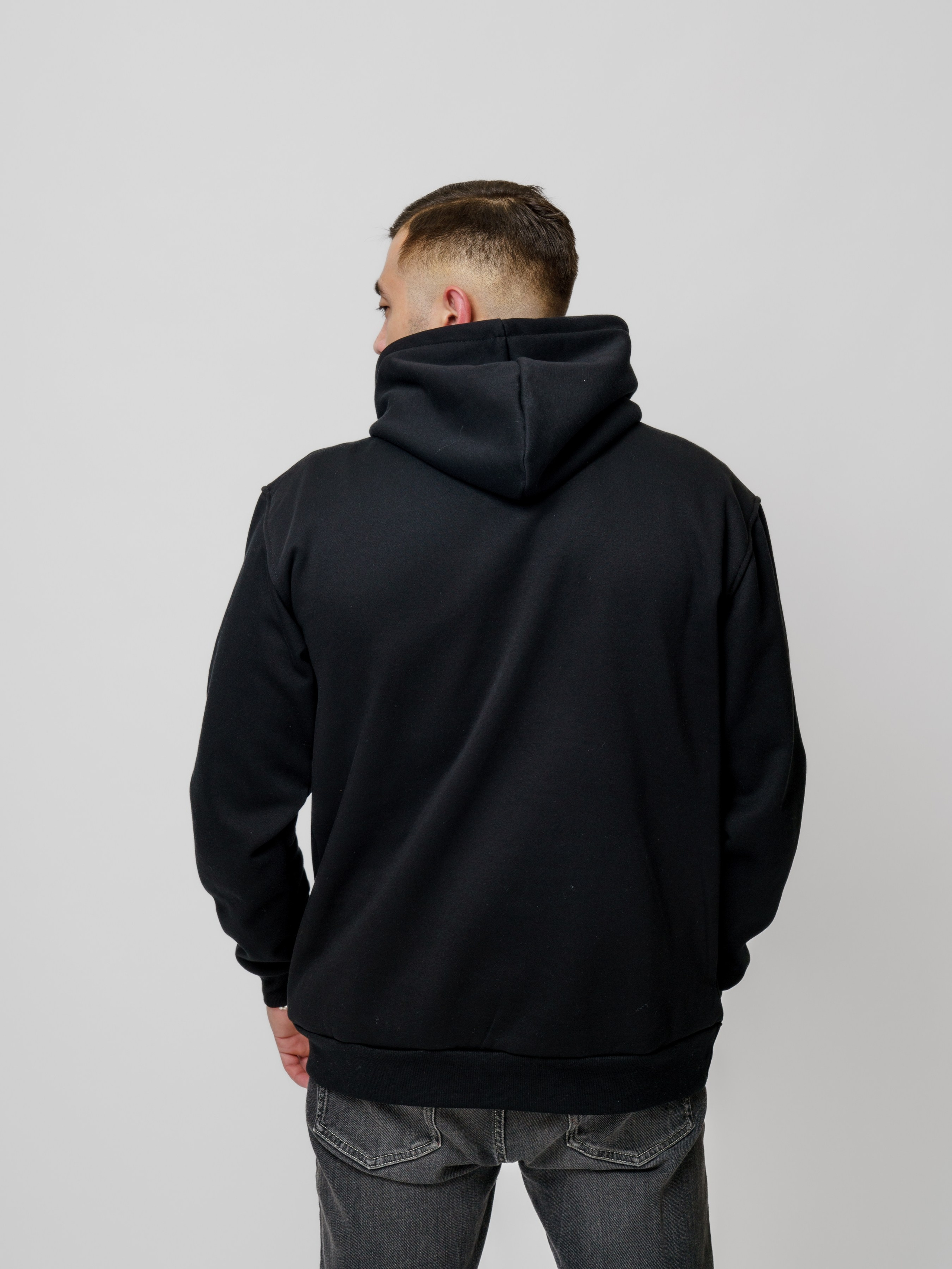 Худи мужское, модель Вячеслав. KED Production — продакшн из СПб. Создаём фото, видео и контент, который помогает брендам и селлерам продавать больше