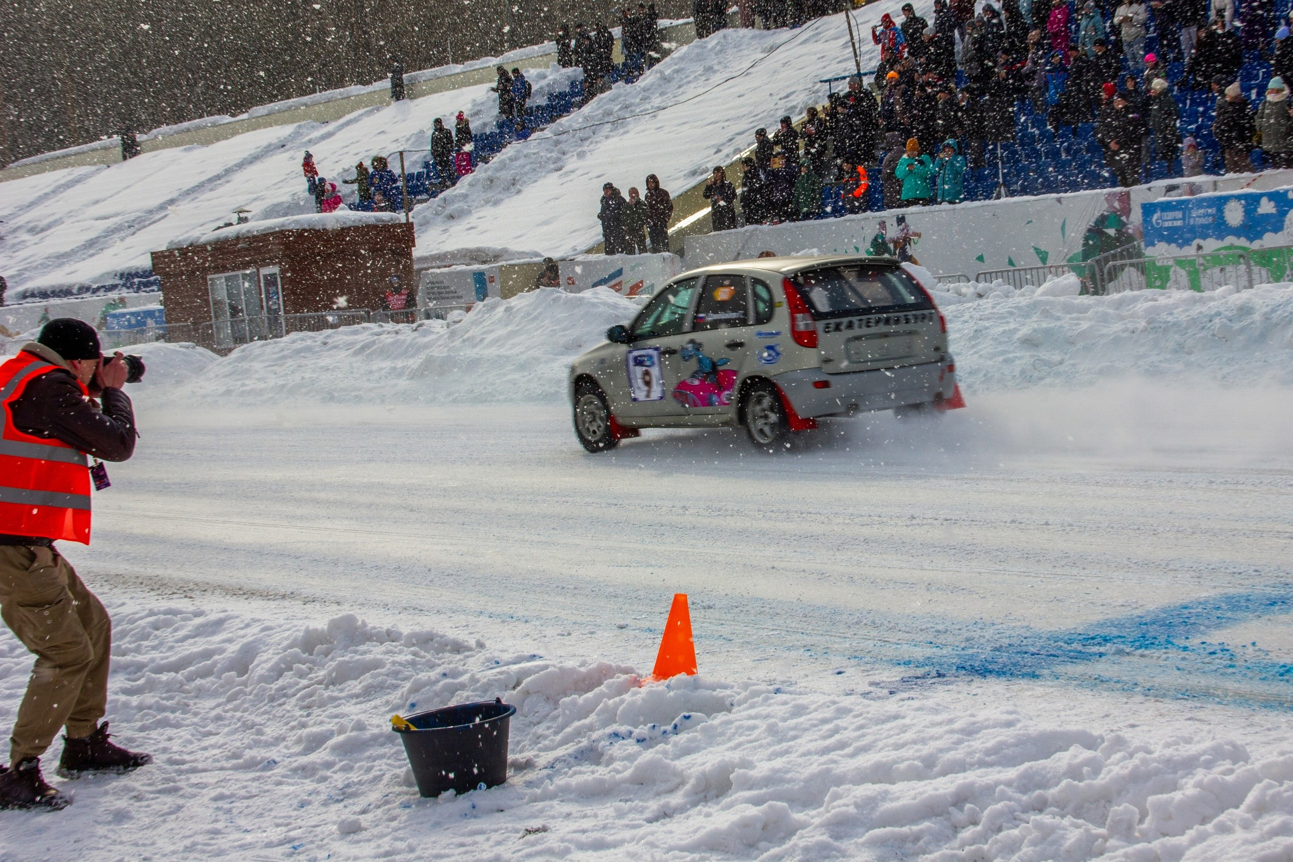  В центре внимания - мощные машины, пылающие жаждой победы и стремящиеся преодолеть все препятствия на пути к триумфу. Автор фотограф: Додров. Ph: dodrov.