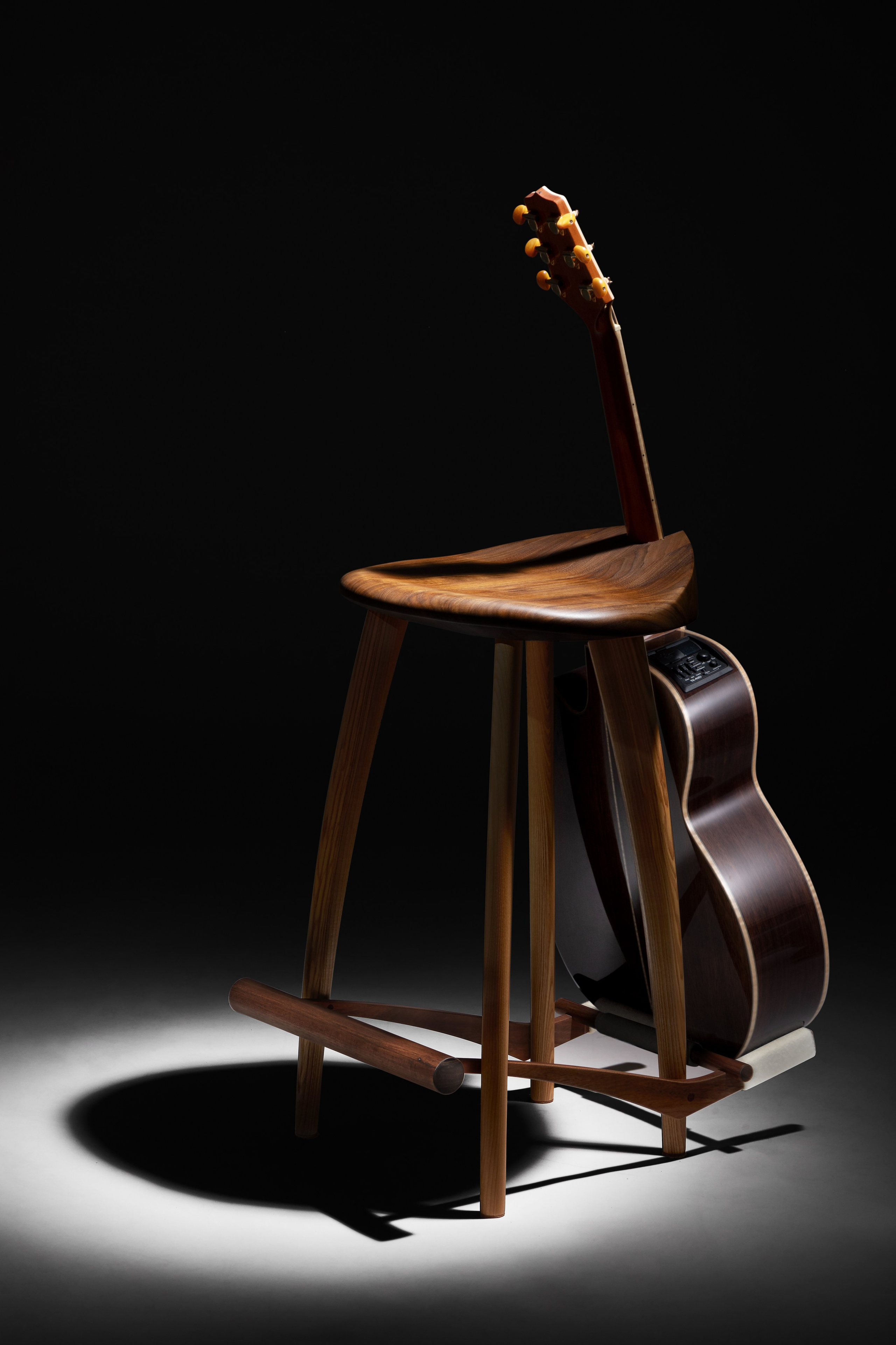  стул для гитары из ценных пород дерева на темном фоне 