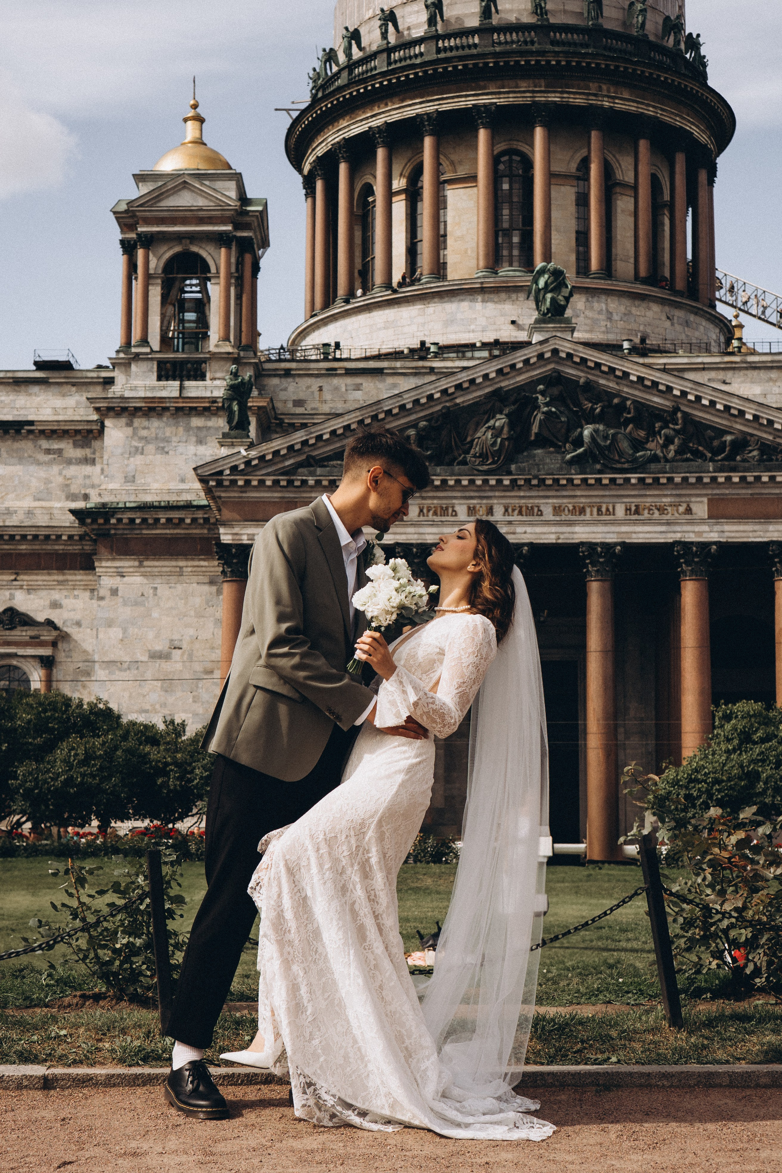 СВАДЕБНАЯ ПРОГУЛКА ВОЗЕ ИСАИКЕВСКОГО СОБОРА АСТОРИИ И ЗАКОНОДАЛЕТНОГО СОБРАНИЯ. Профессиональный фотограф, Санкт-Петербург — Виктория Богомолова
