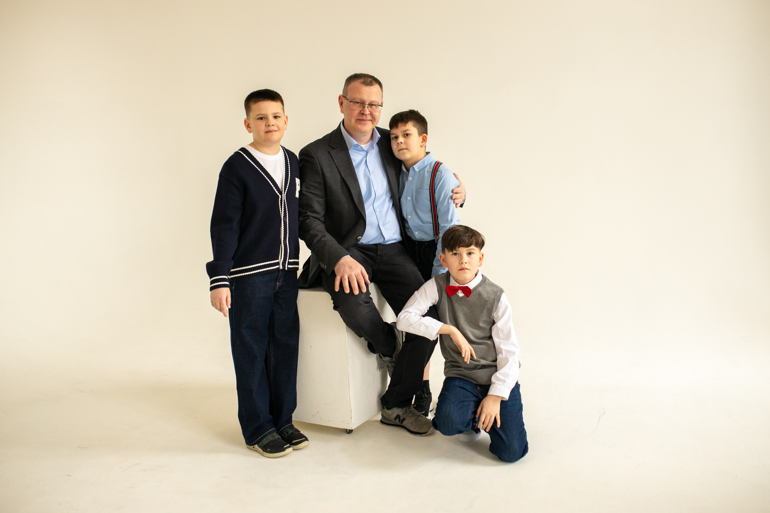 Семейная фотосессия на циклораме с естественным светом. Фотограф в Железнодорожном и Балашихе