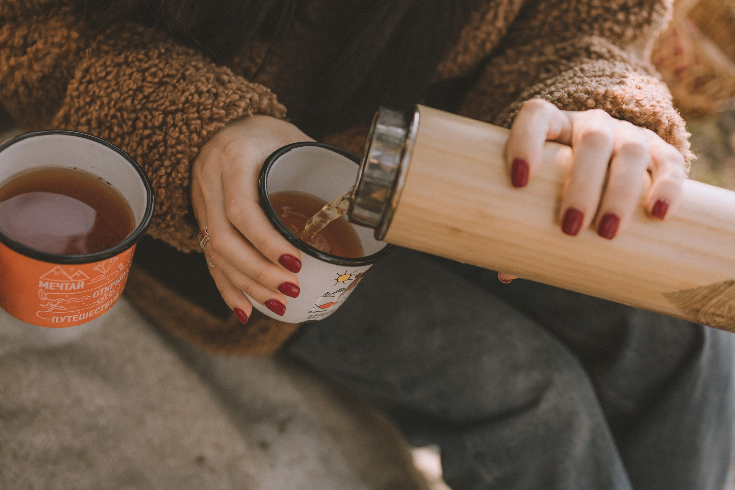горячий чай в термосе на природе