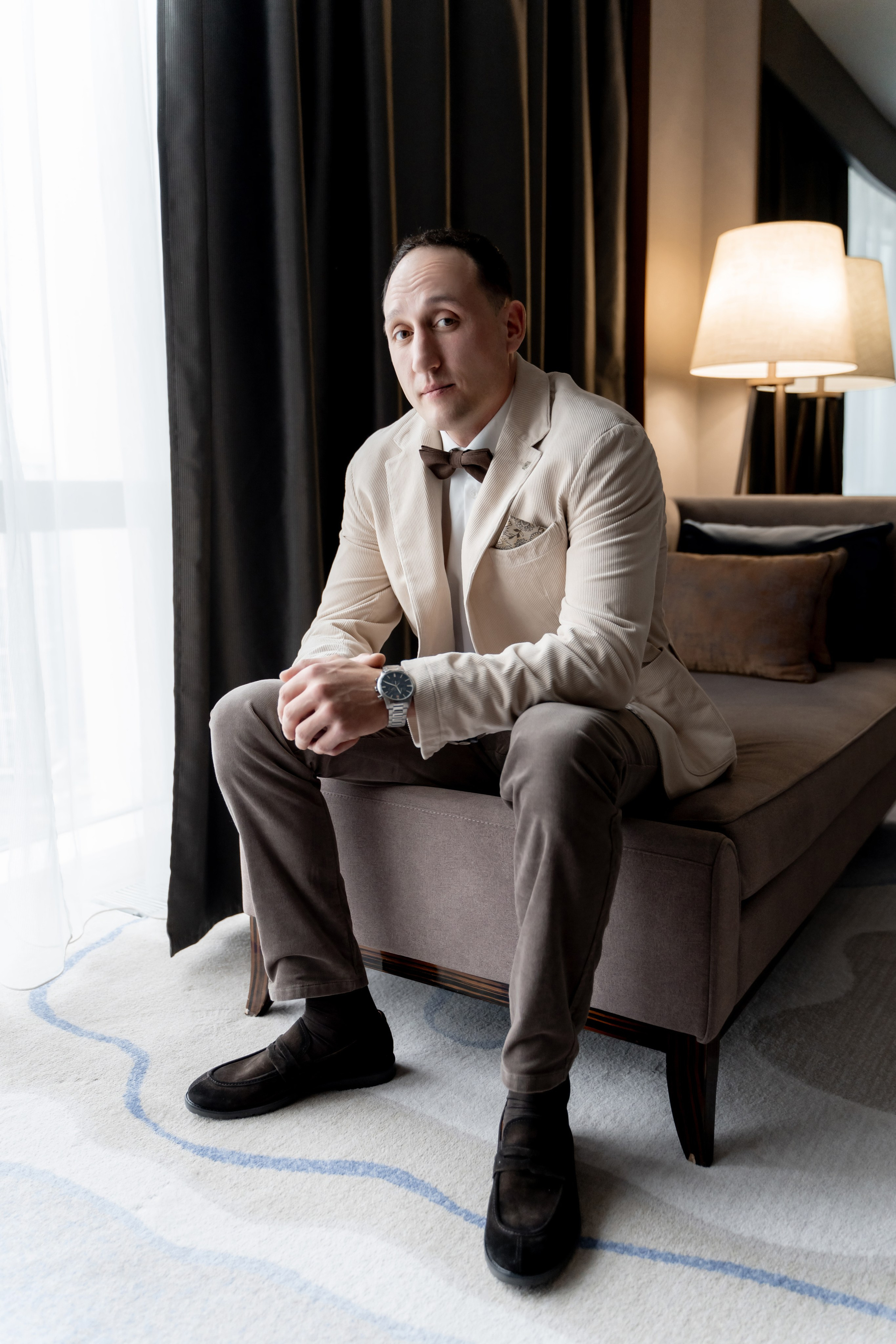 Свадебный фотограф в Москве. Свадебный фотограф Видное, Бутово, Домодедово, Щербинка, Царицыно. Свадебная фотосессия и сборы невесты в отеле Soluxe. Регистрация брака во дворце бракосочетания ВДНХ. Свадьба на ВДНХ. Свадебная фотосессия с ретро автомобилем Чайка. 