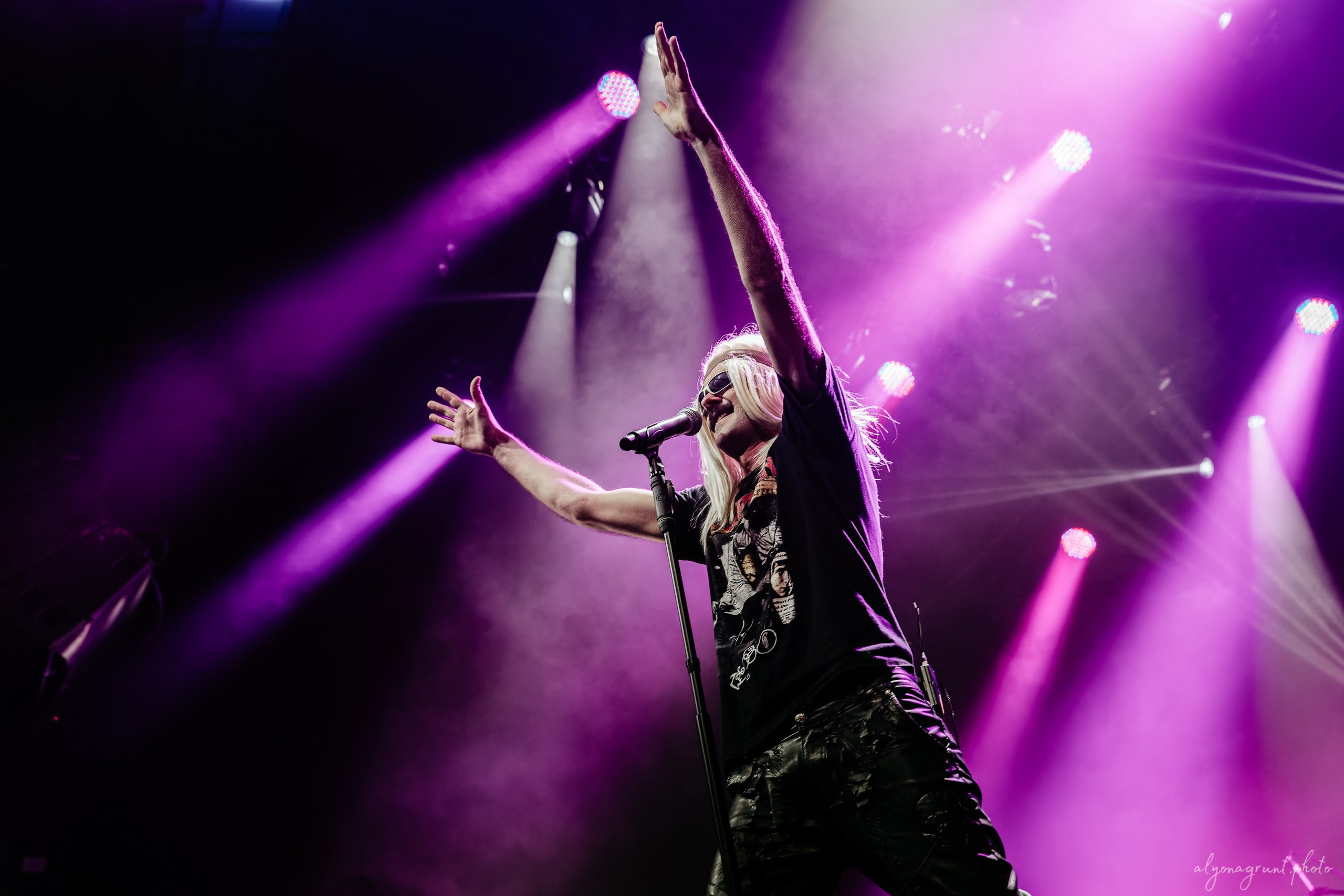 Багровый Фантомас, фоторепортаж, СПб, BASE, 14.12.2025. Алена Адрианова: фотограф в Санкт-Петербурге