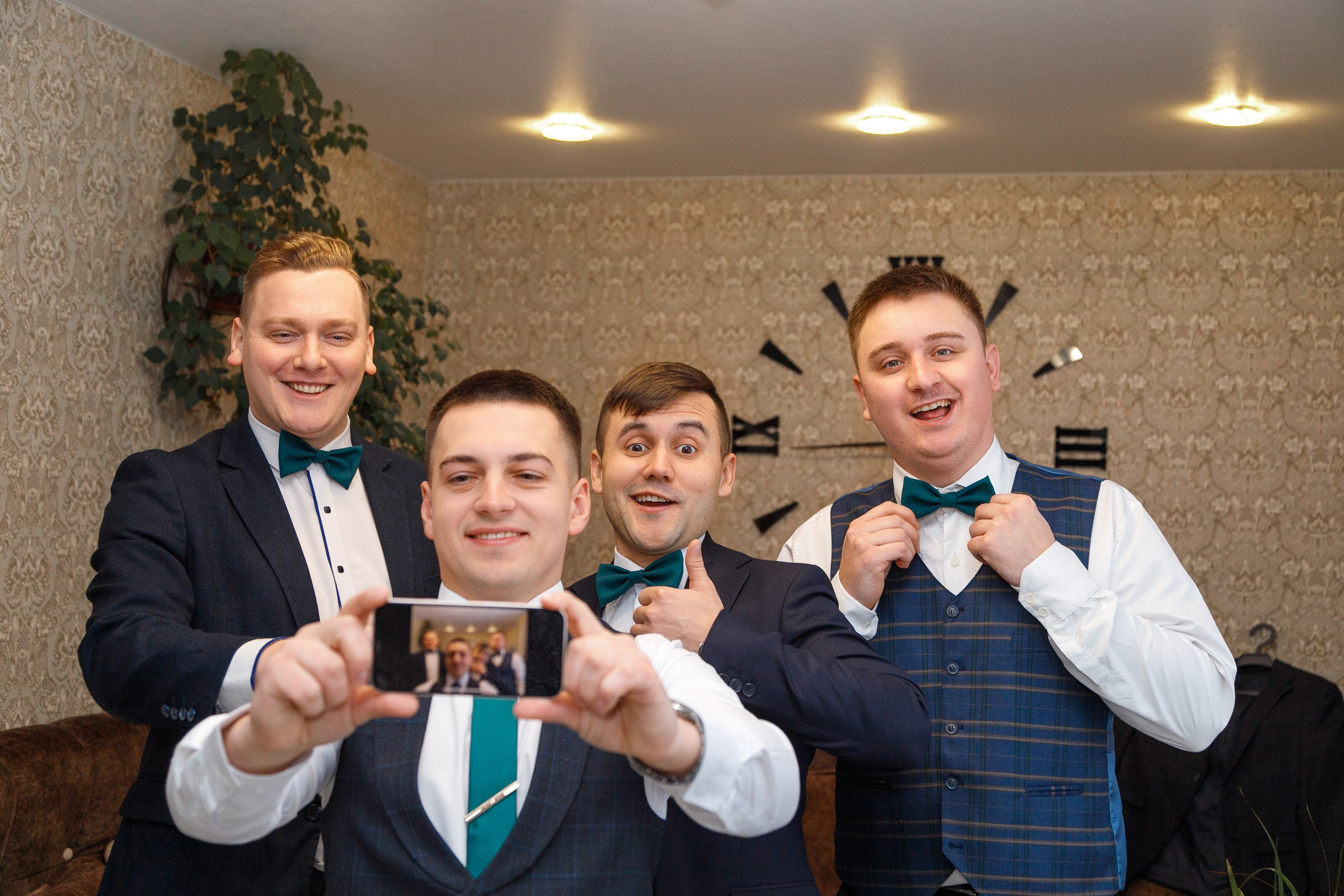 Сборы утро жениха свадебная фотосъемка