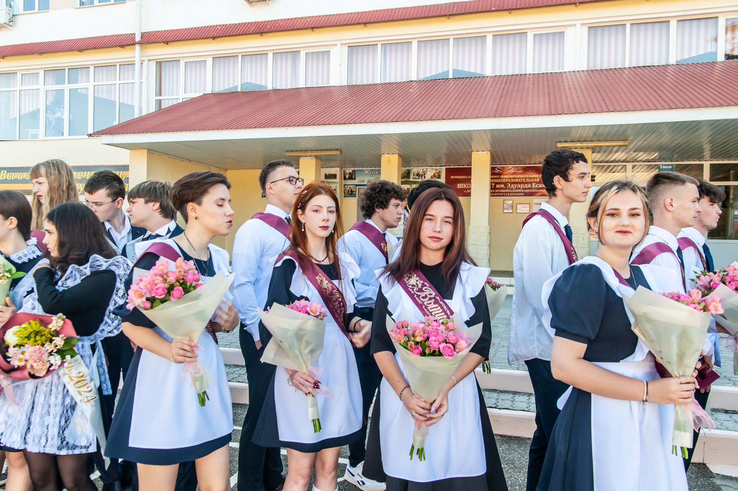 Последний Звонок МАОУ СОШ № 17 им. Эдуарда Есаяна — Архипо-Осиповка. Свадебный и семейный фотограф Денис Лукьянов в Краснодаре, Краснодарском крае и Республике Крым