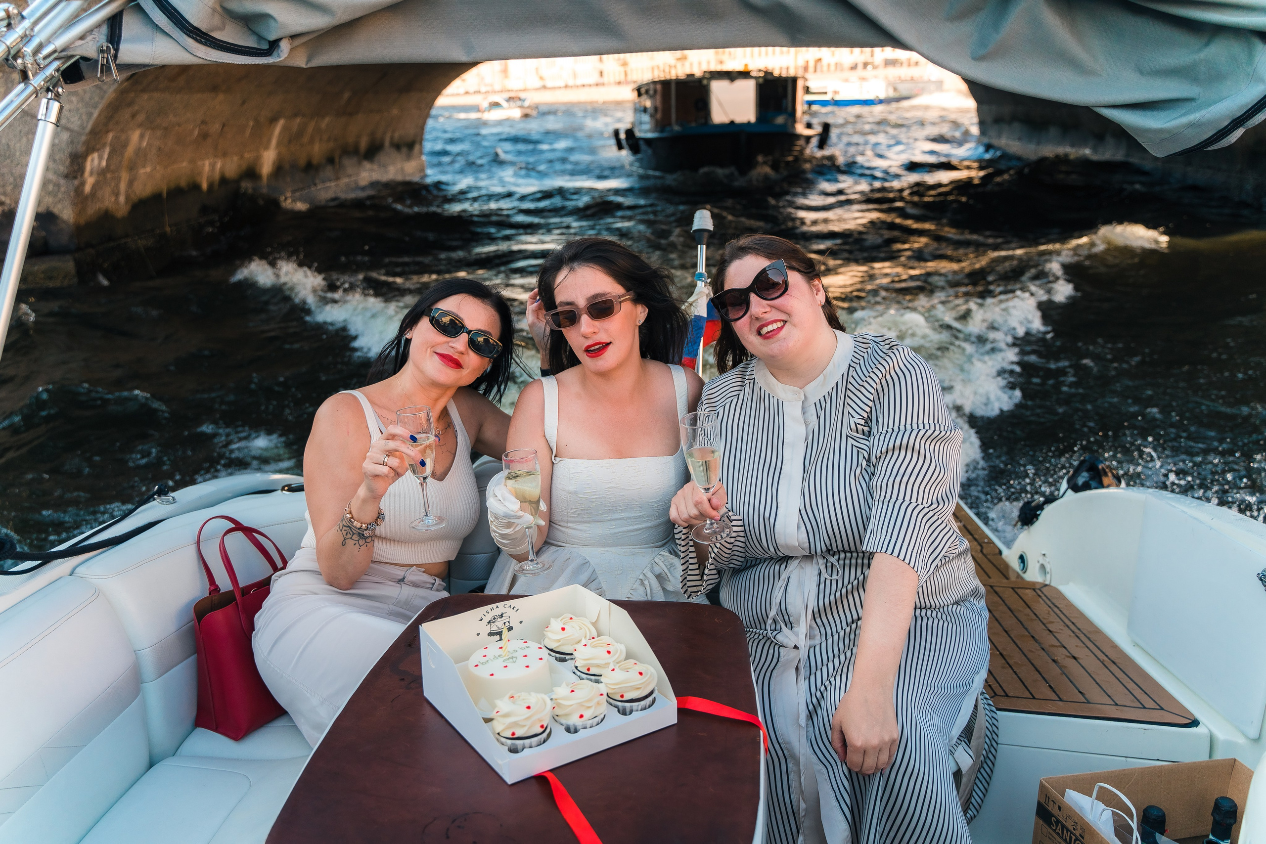 Фотосъемка девичника, встреча девушек, веселые женские портреты