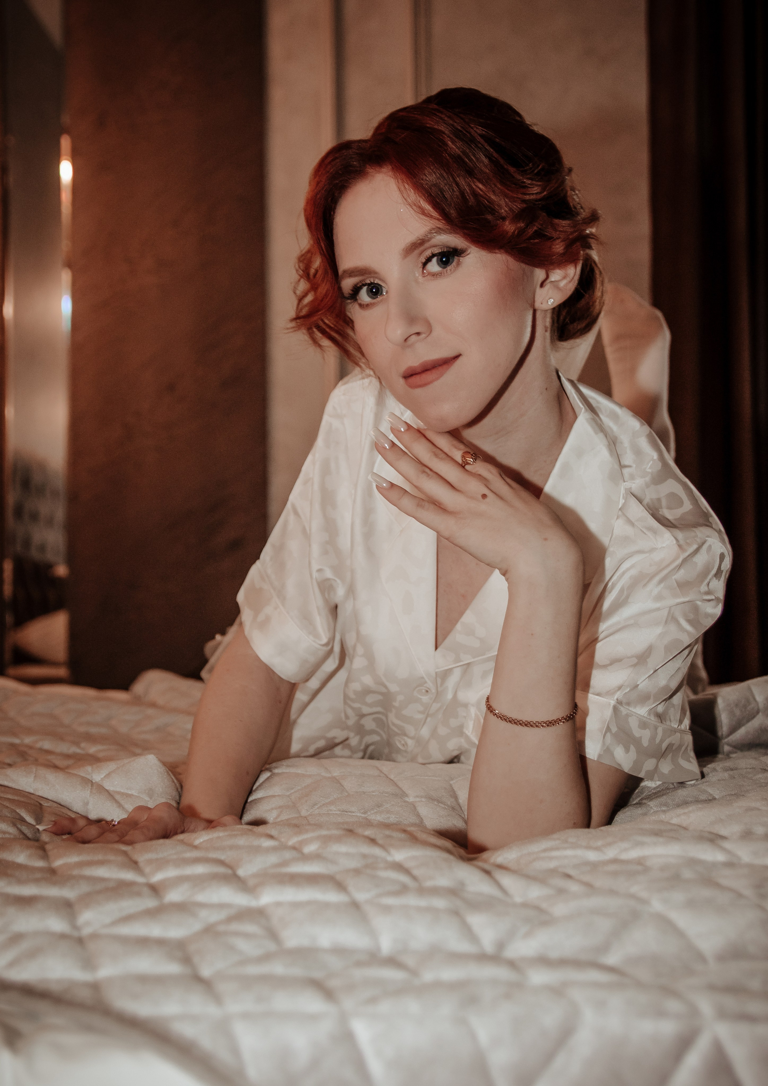 На свадебной фотосессии в Семикаракорске от фотографа марины ковалёвой невеста красиво позирует на кровати