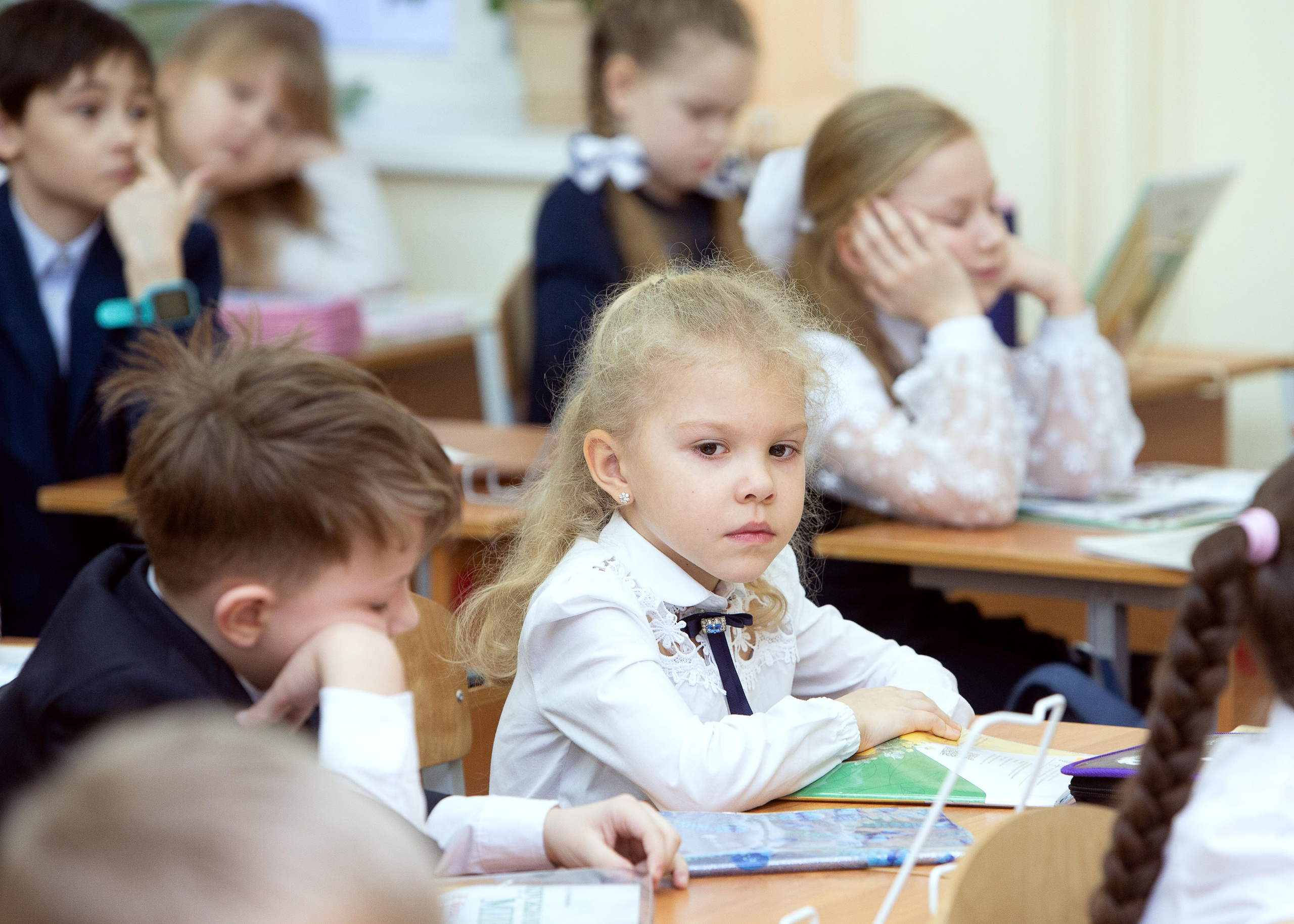 Дети сидят за партами