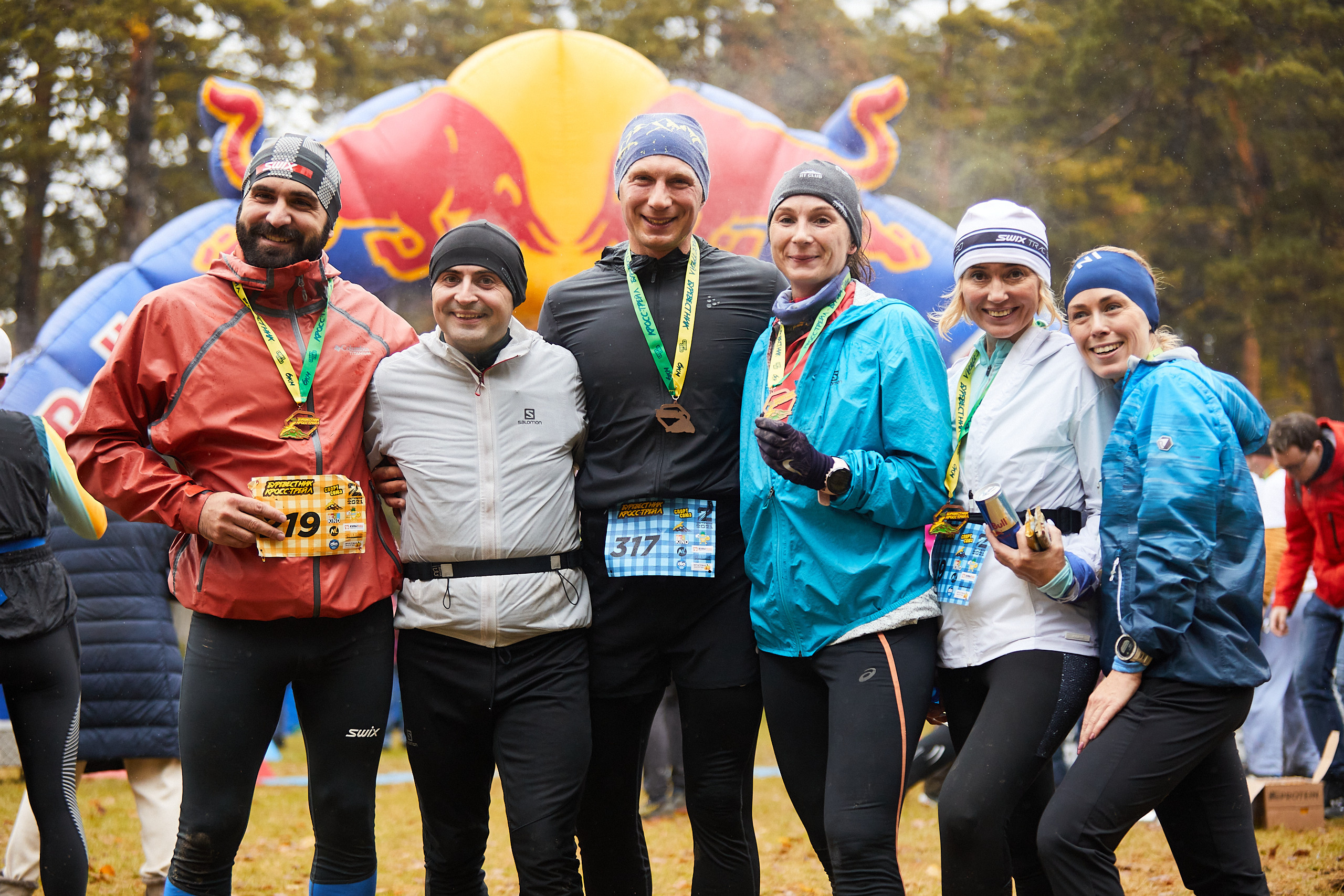 Спортсмены позируют для командной фотографии на финише