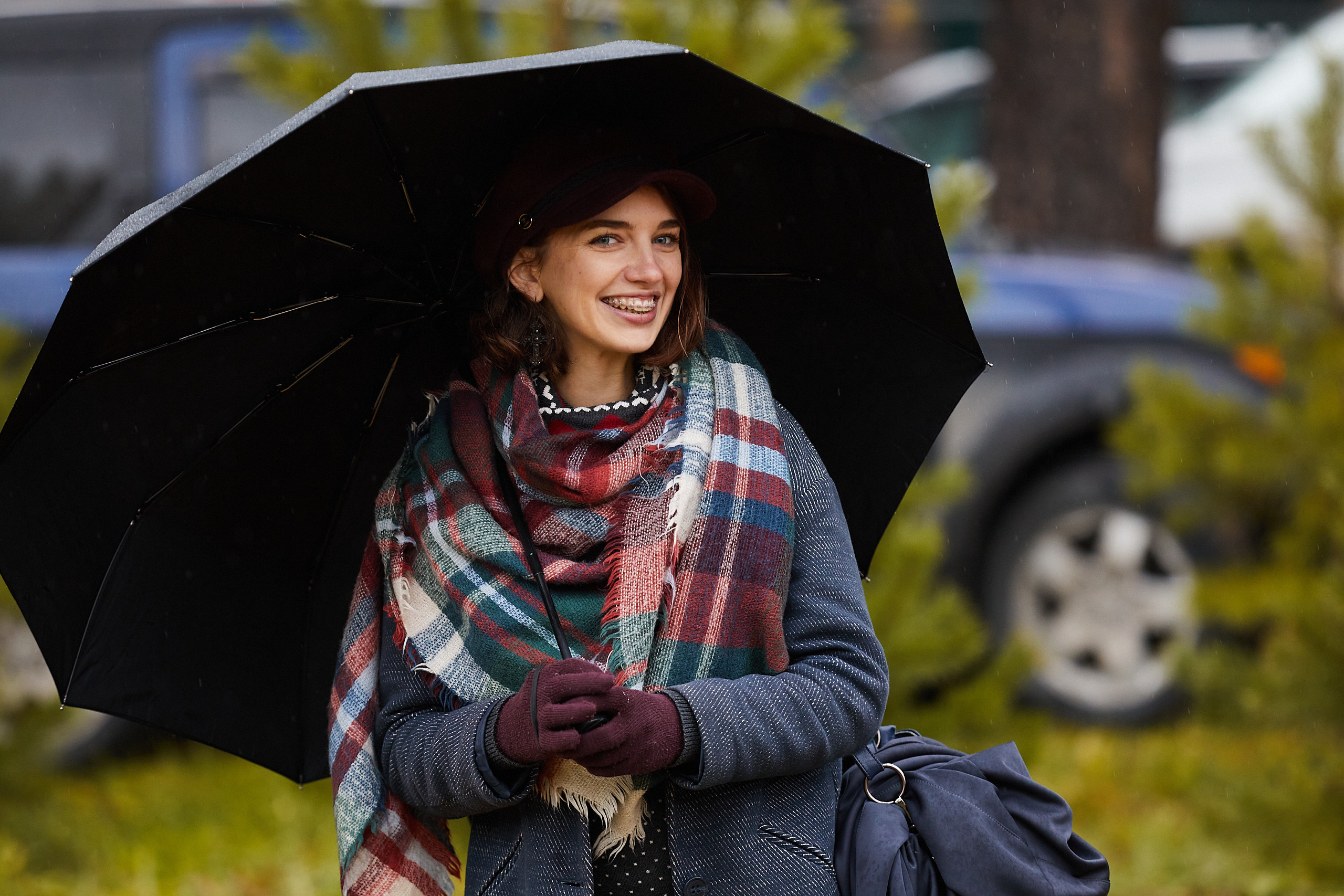 Красивая девушка под зонтом на улице