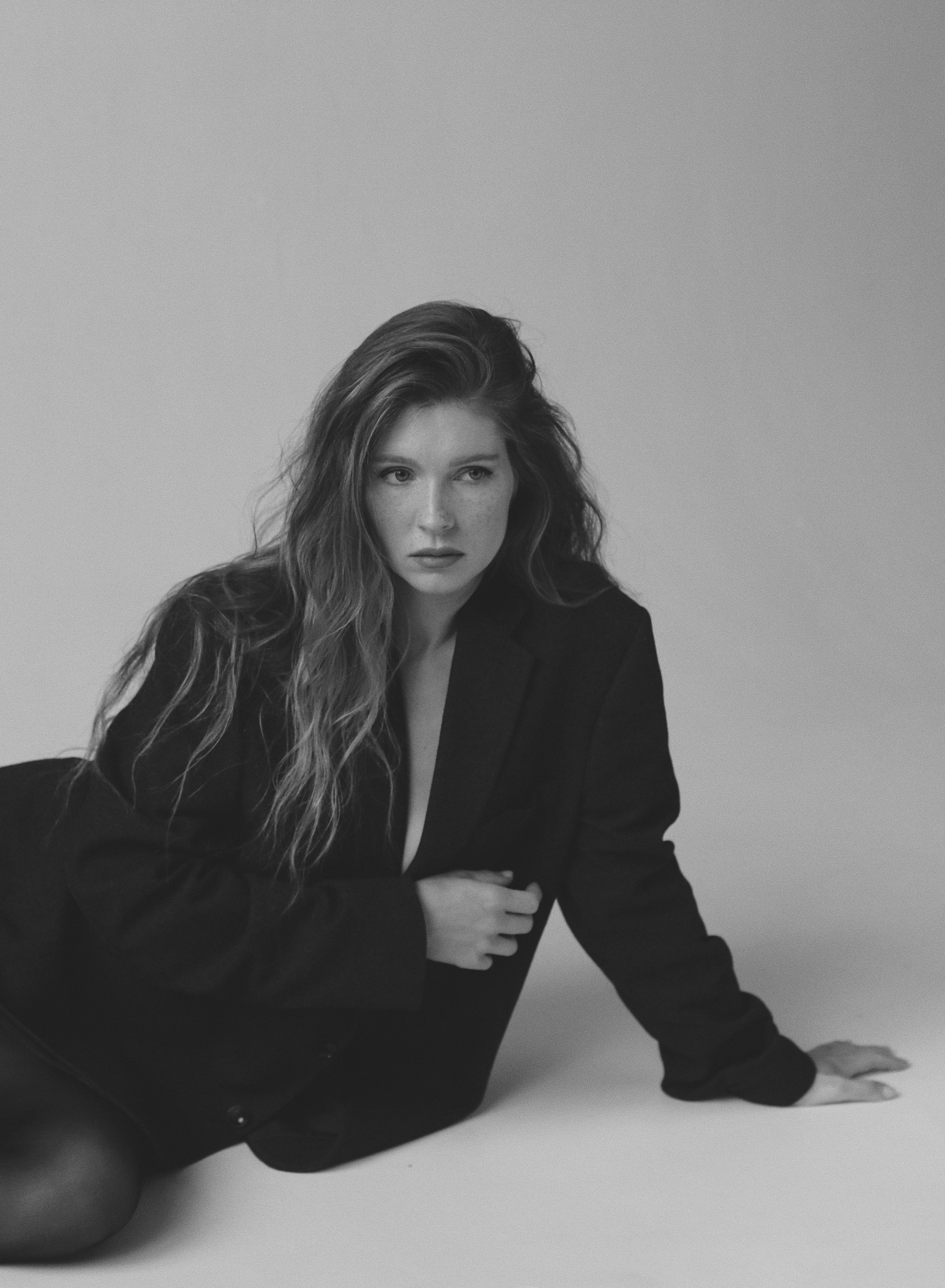 Черно-белый портрет в студии