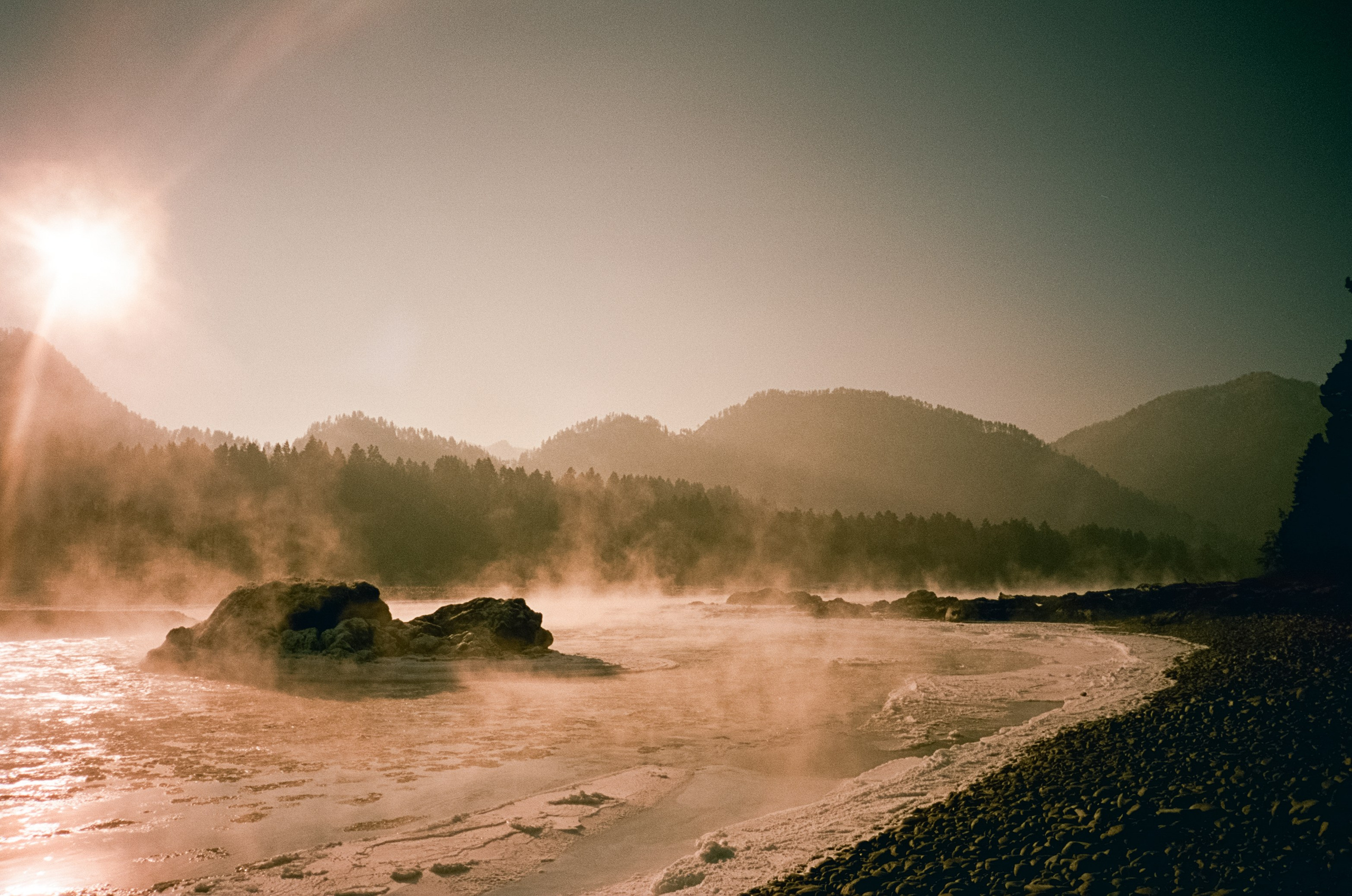 База Берель: лес, скалы, пляж, снег и лед, солнце и пар на Катуни. Фотограф-документалист Мария Осокина