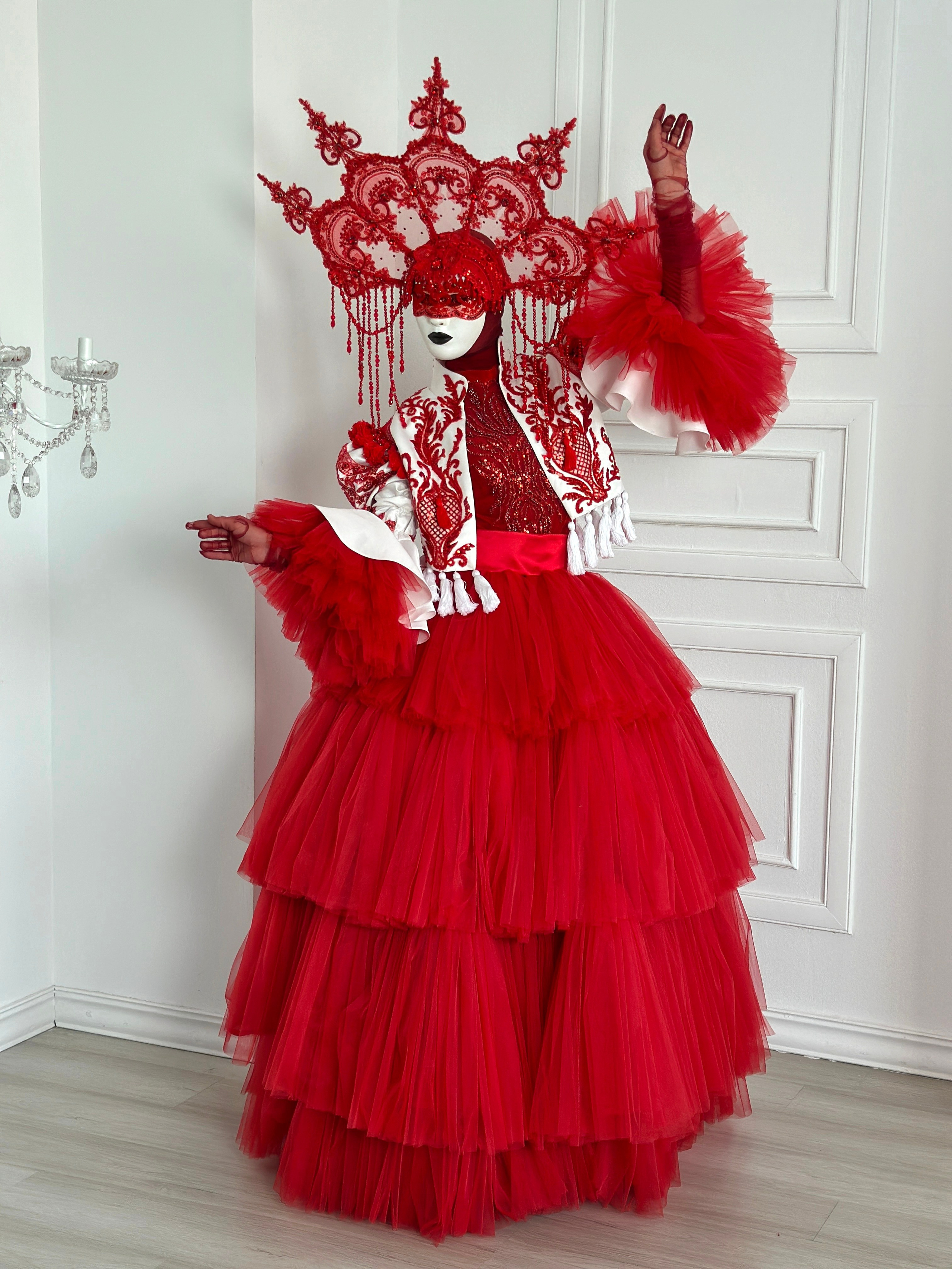 Персонаж красная Сажа. Мимы и Ходулисты на встречу гостей. Москва