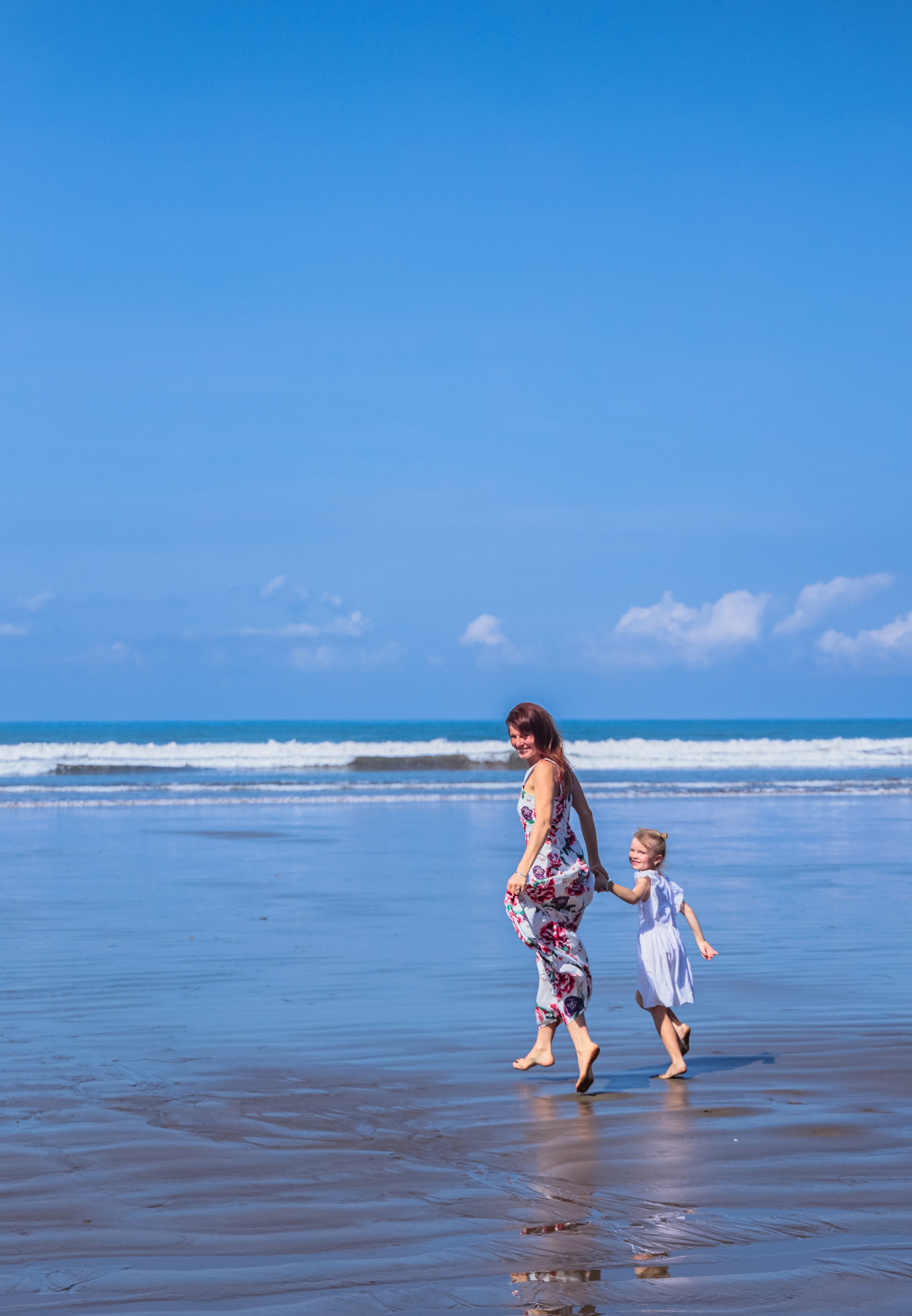 Ocean vibe with Tanya & Katya. Family, portrait, content photo in Costa Rica Evgeniya Besprozvannykh