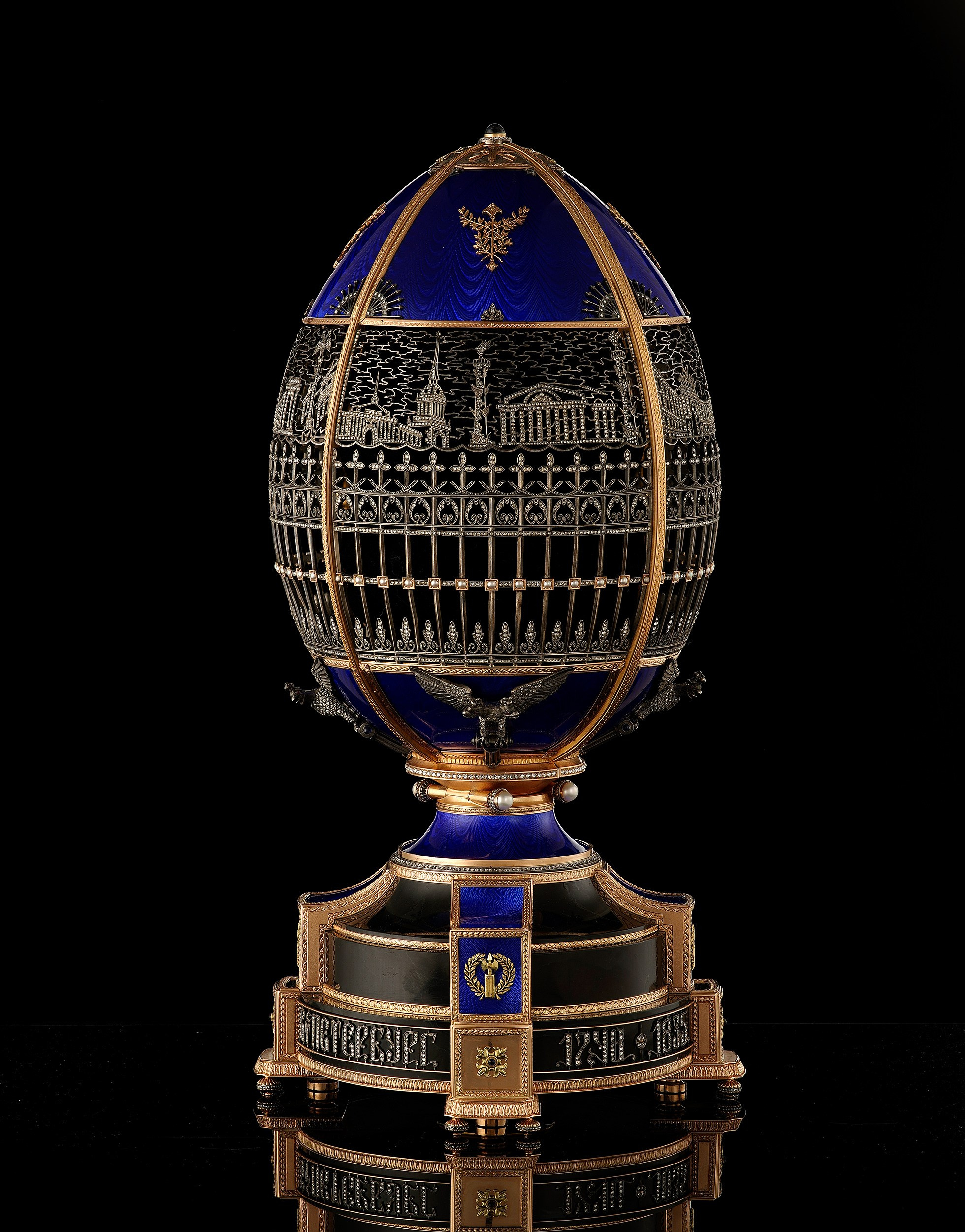 Изделия из драгоценных металлов. Предметная фотосъемка антиквариата, ювелирных украшений, камнерезных изделий, картин, предметов искусства и коллекционных предметов