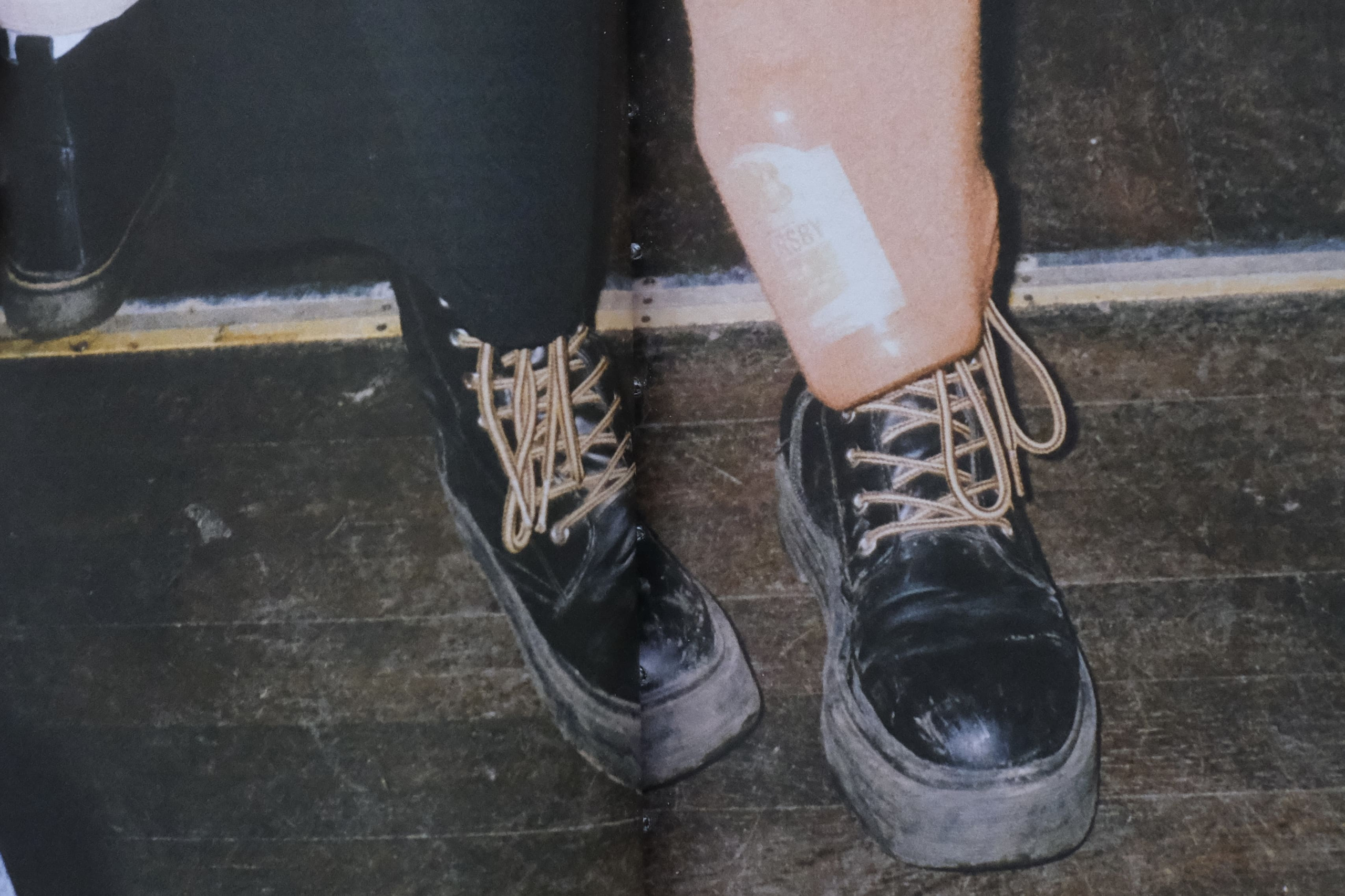 Липкий пол [книга]. Аня белка — художница и фотограф