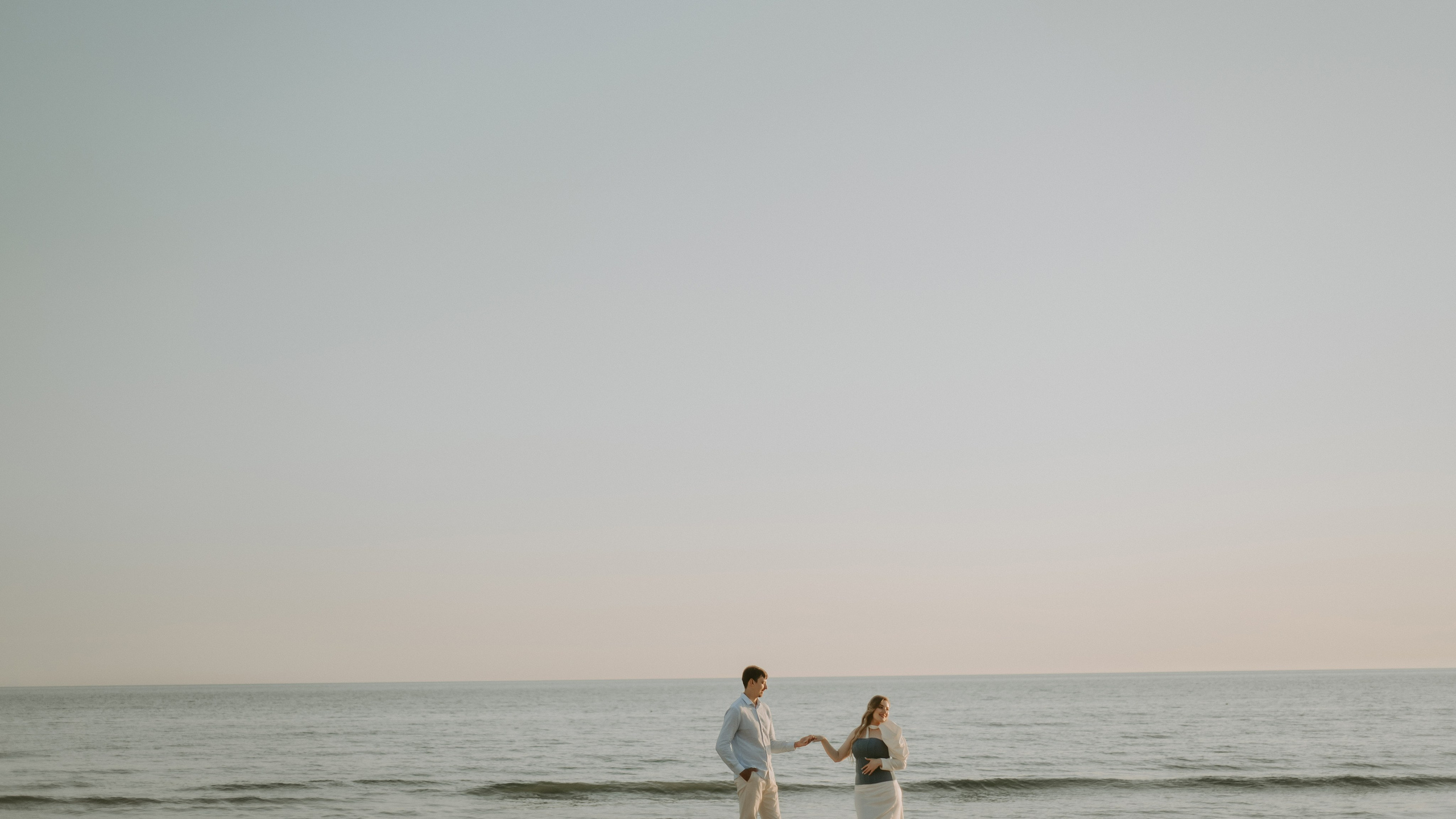 Объявление о свадьбе на пляже в Анапе: искренние эмоции и радостные лица молодоженов