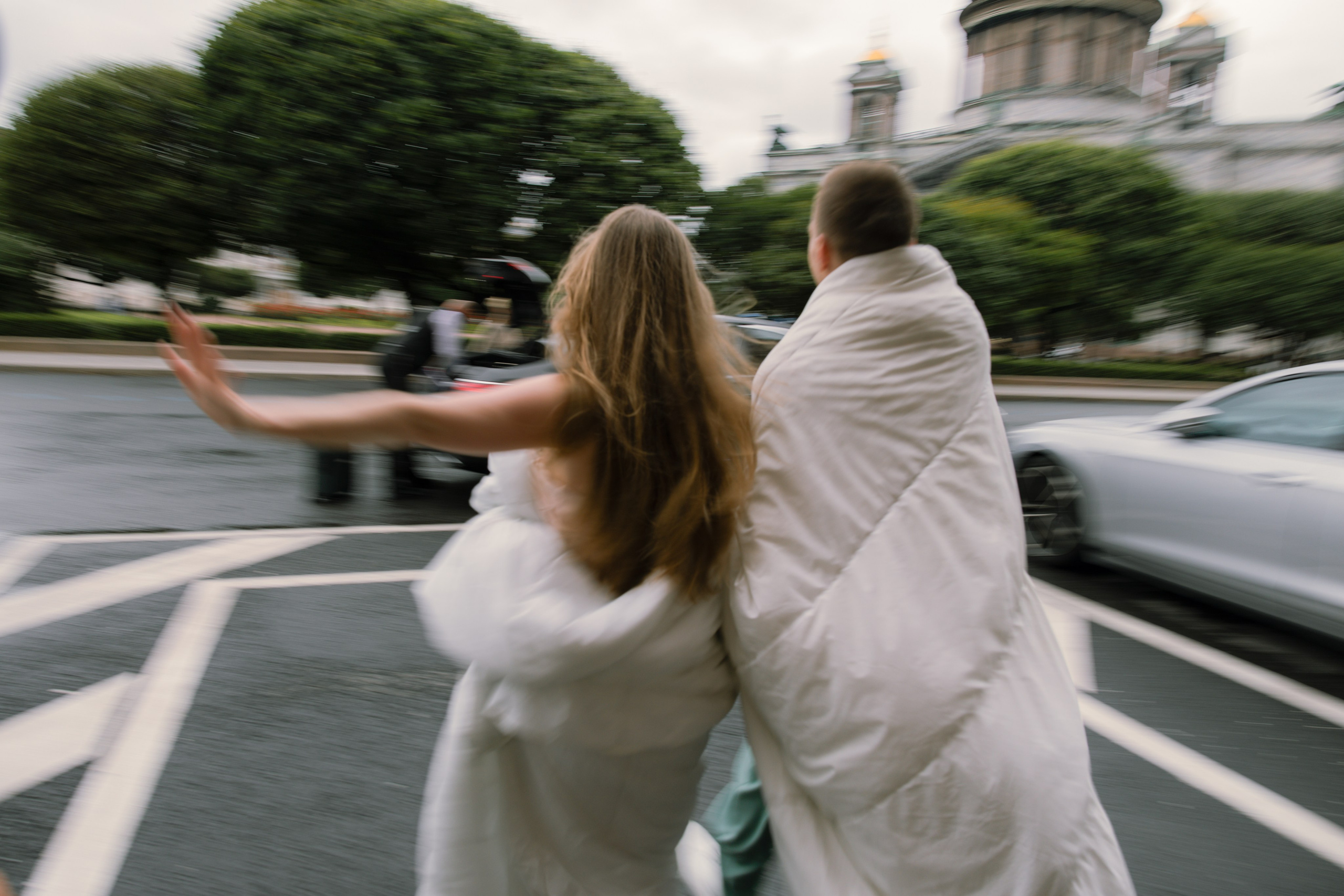 Лавстори прогулка в одеялах по ночному городу летом в Санкт-Петербурге. Фотограф в Санкт-Петербурге Вагнер Юлия