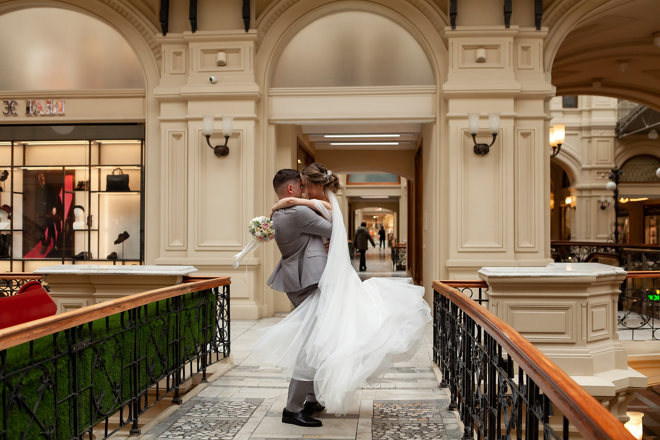 Жених и невеста в летящем свадебном платье