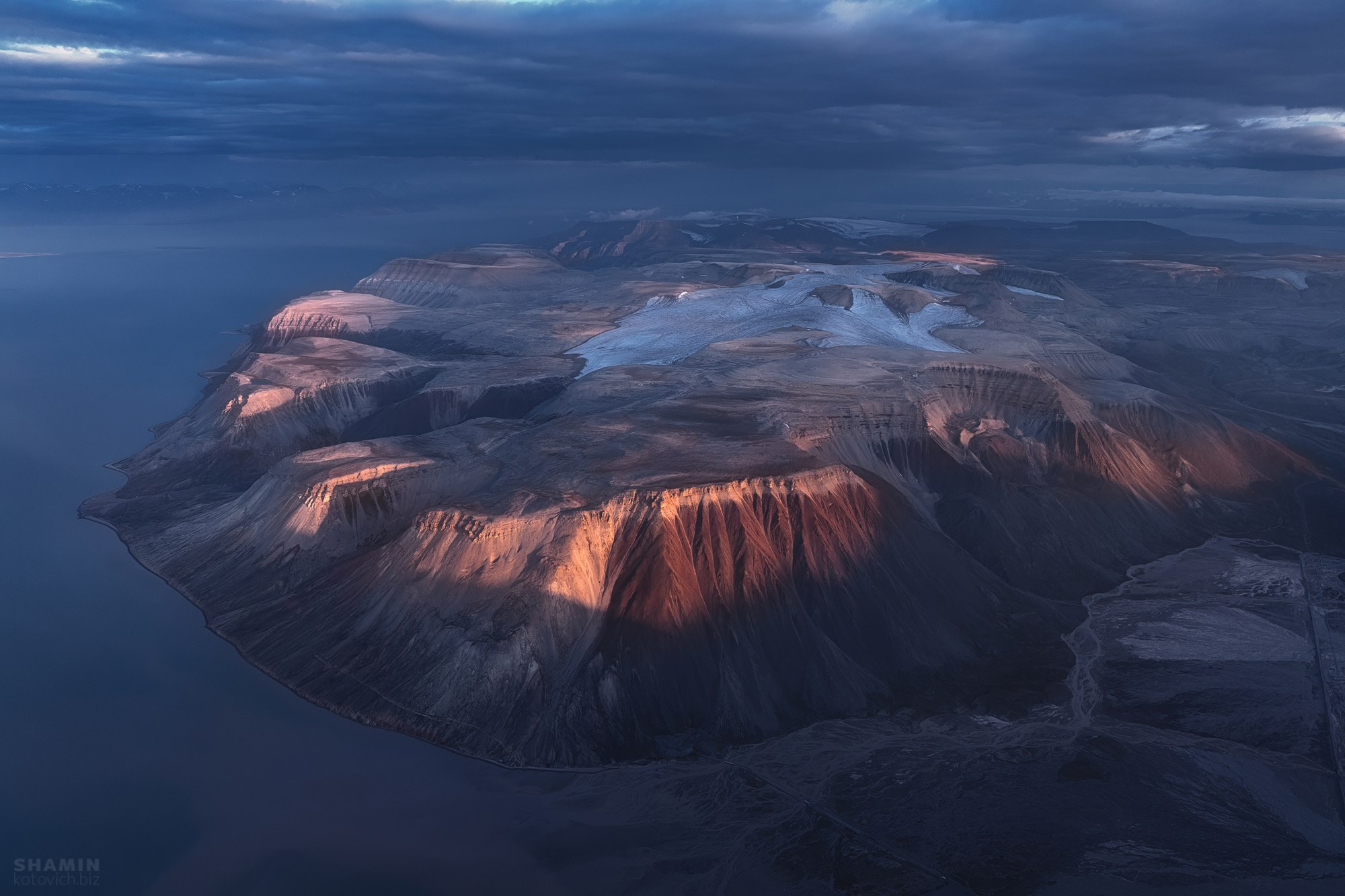 Пейзажи Шпицбергена и Арктики — горы, лед, море и северное небо в фотографиях Константина Шамина