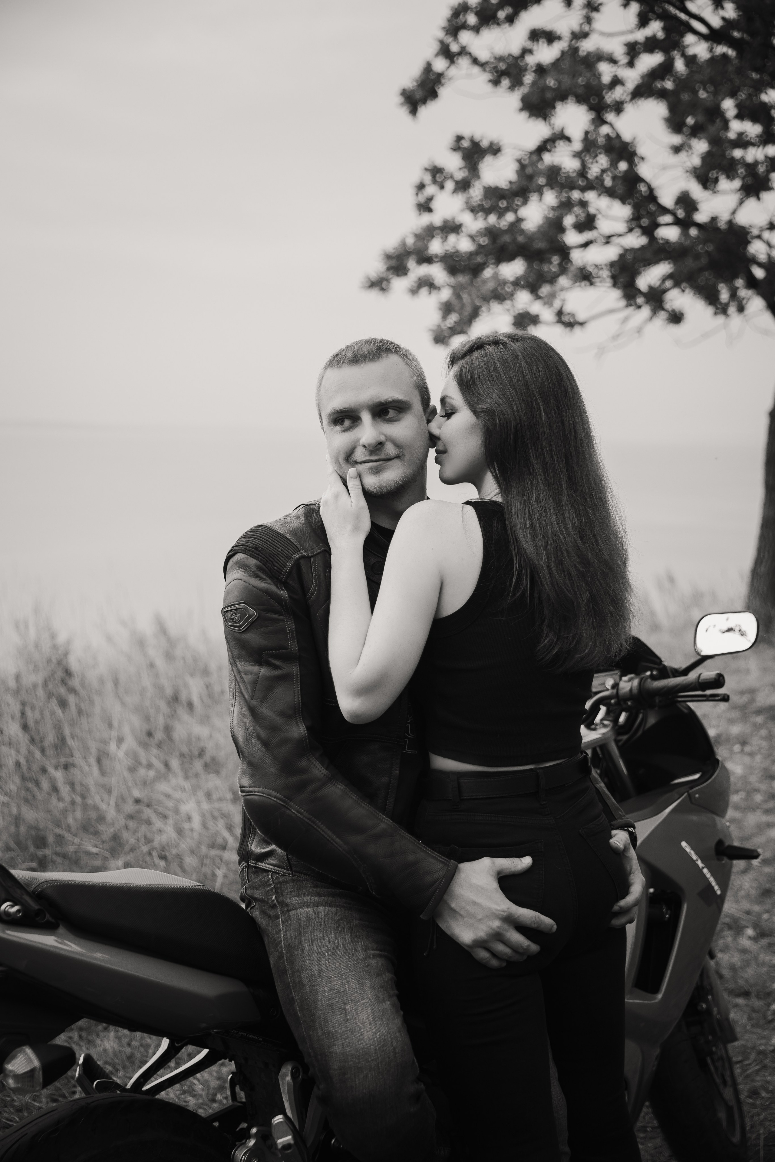 Фотосессия лавстори с мотоциклом на природе. Свадебный и семейный фотограф в Самаре и Тольятти | Елена Топанцева