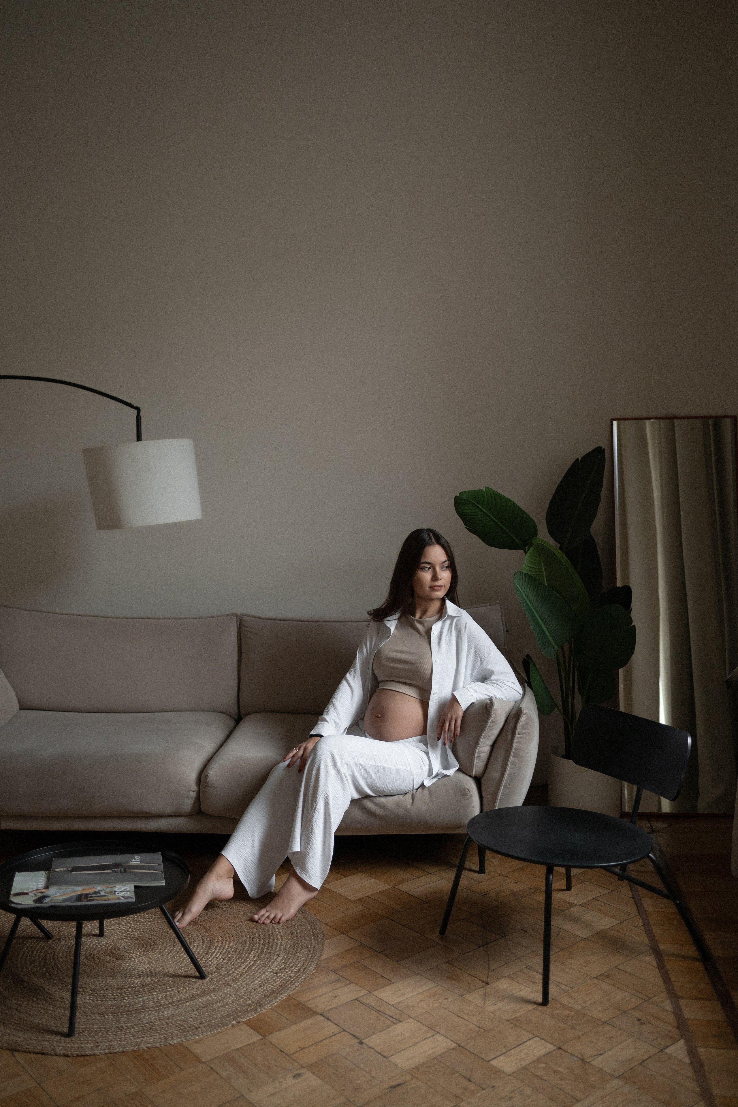 лаконичная фотосессия беременности в фотостудии