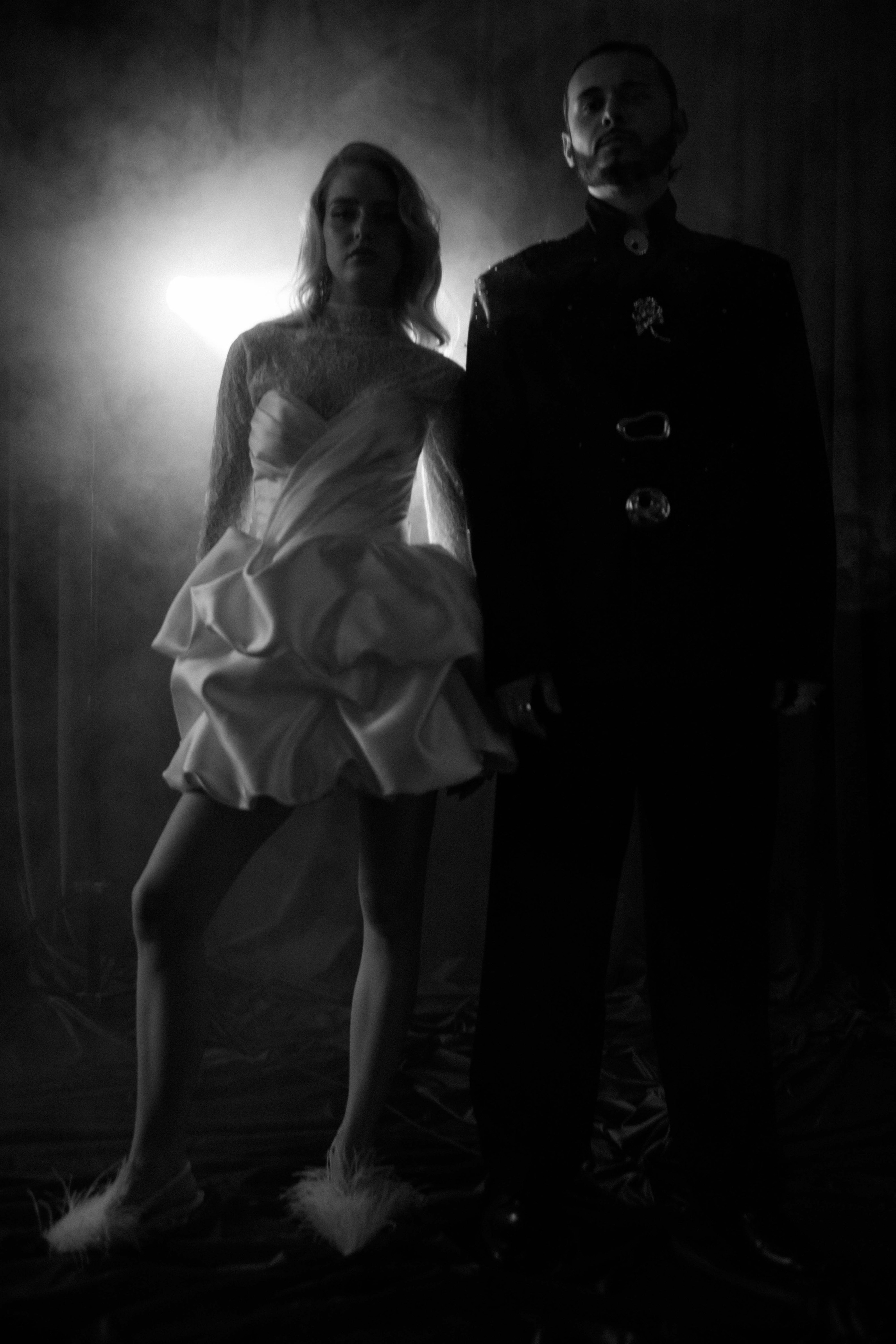 Счастливая пара позирует на свадебной фотосессии на фоне зеленой ткани в театре ,фэшн съемка ,топ 100 — свадебный фотограф Алена Межевова