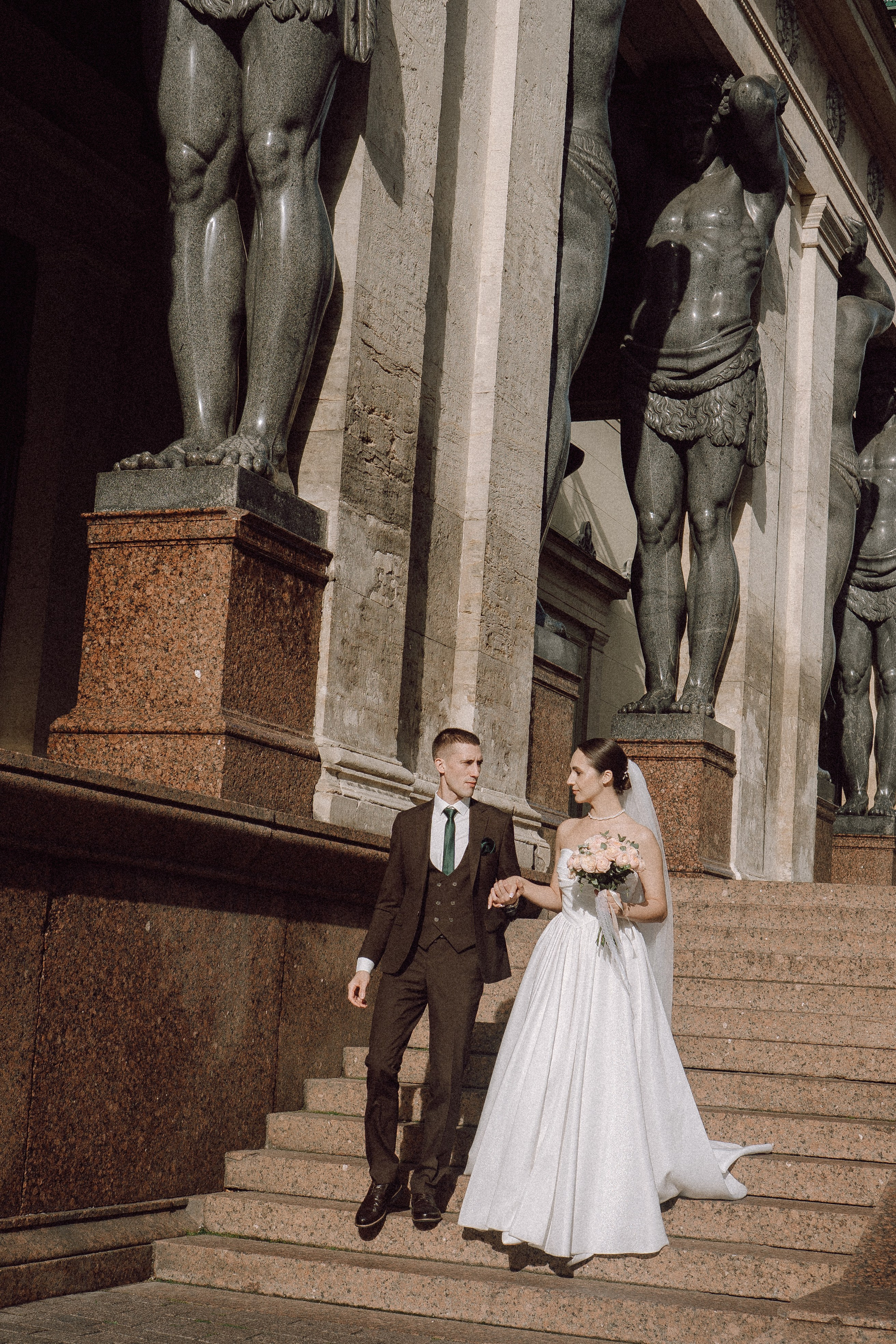 СВАДЕБНАЯ ПРОГУЛКА В САНТК-ПЕТЕРБУРГЕ (ИСАКИЕВСКИЙ СОБОР, ЗИМНЯЯ КАНАВКА, ЭРМИТАЖ И БОЛЬШАЯ МОРСКАЯ УЛИЦА). Профессиональный фотограф, Санкт-Петербург — Виктория Богомолова