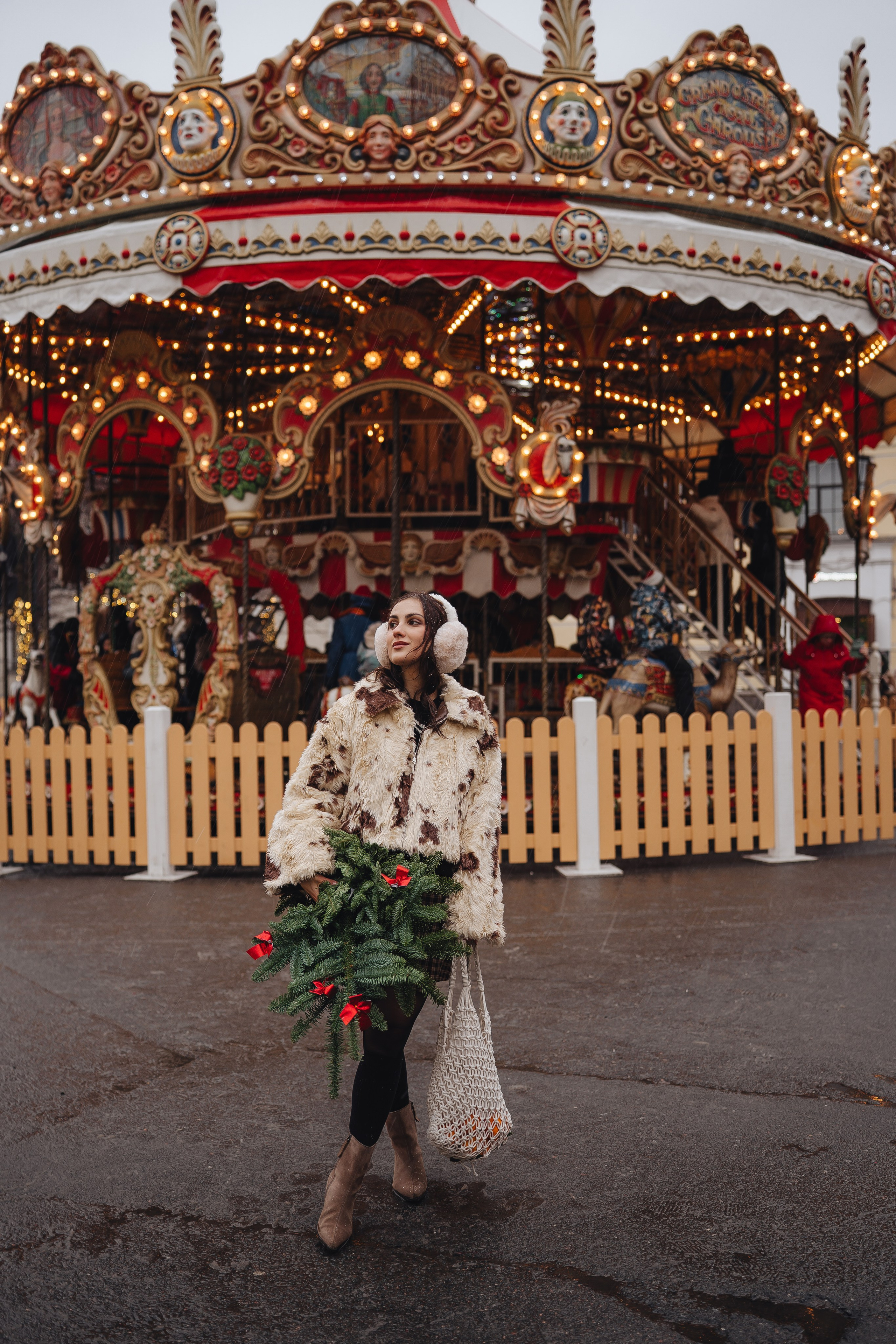 ПРОГУЛКА НА МАНЕЖНОЙ ПЛОЩАДИ ДЛЯ ДЕВУШКИ ПЕРЕД НОВЫМ ГОДОМ (НОВОГОДНЯЯ ФОТОСЕССИИЯ НА МАНЕЖНОЙ ПЛОЩАДИ). Профессиональный фотограф, Санкт-Петербург — Виктория Богомолова