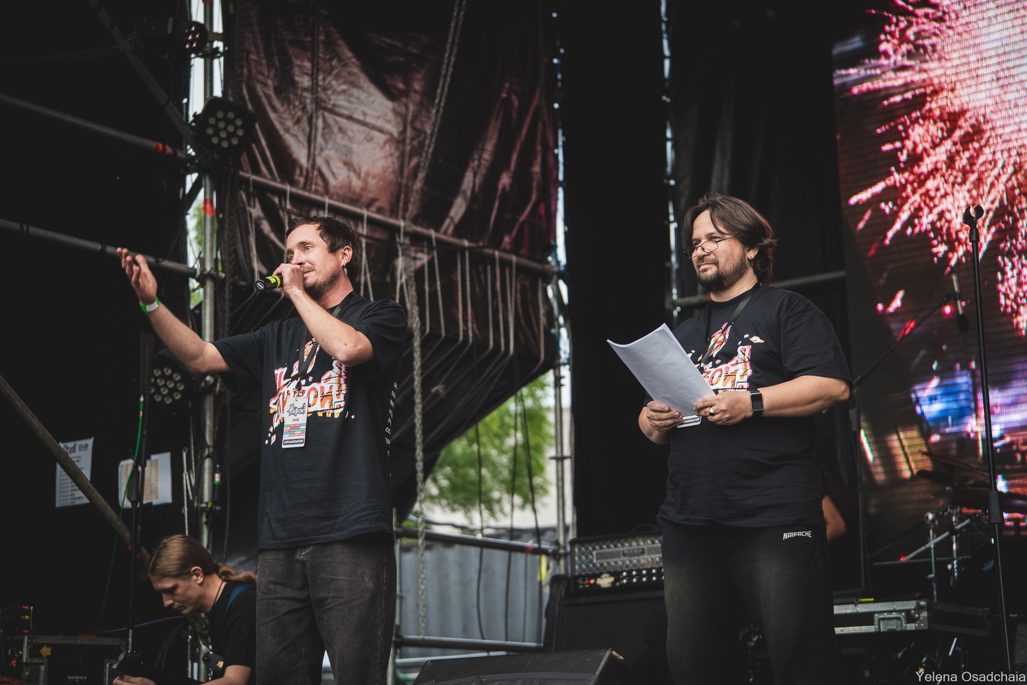 Живой 2025 — День 1. Елена Осадчая — фотографирую музыку на сцене и в жизни