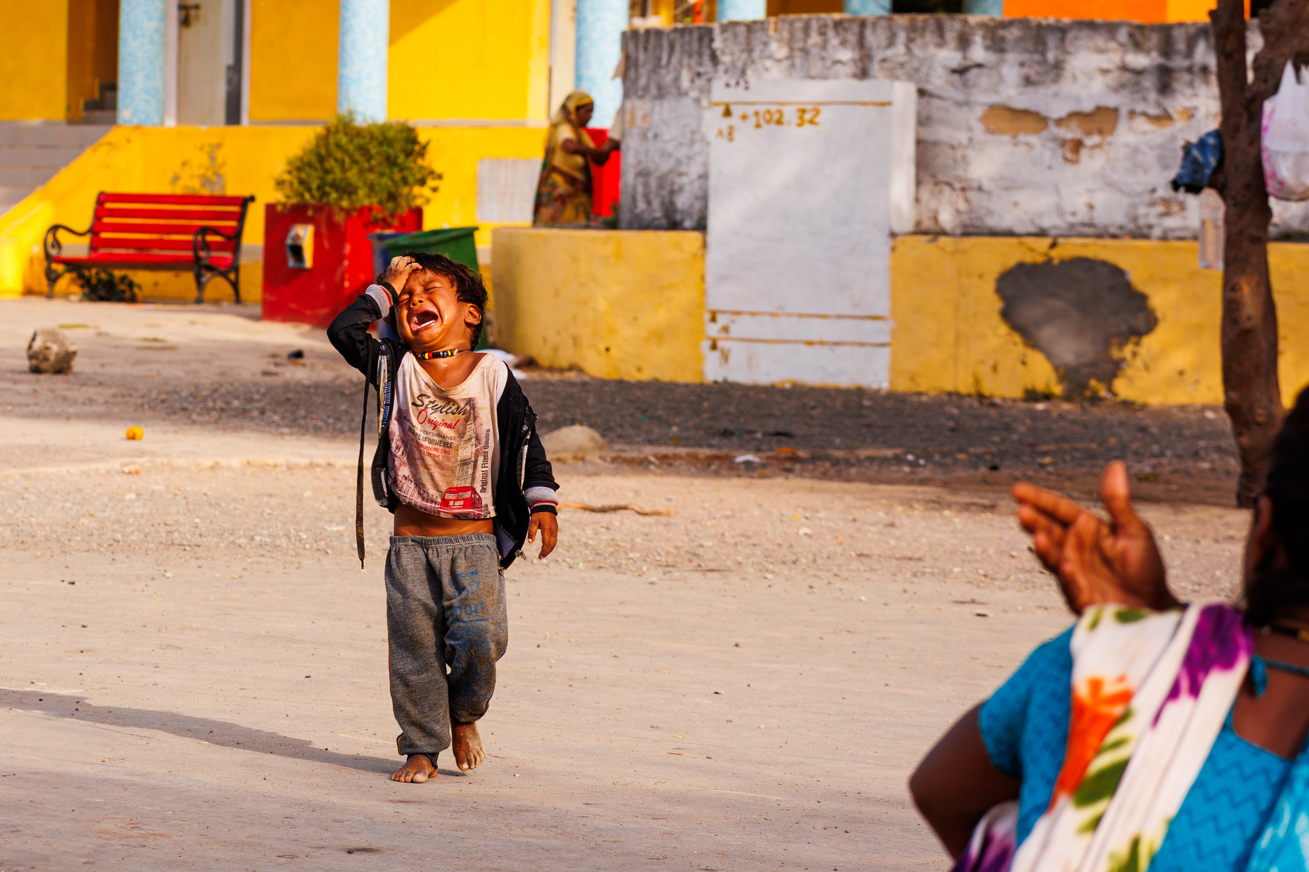 Дети в полутёмном помещении или на улице в вечернее время