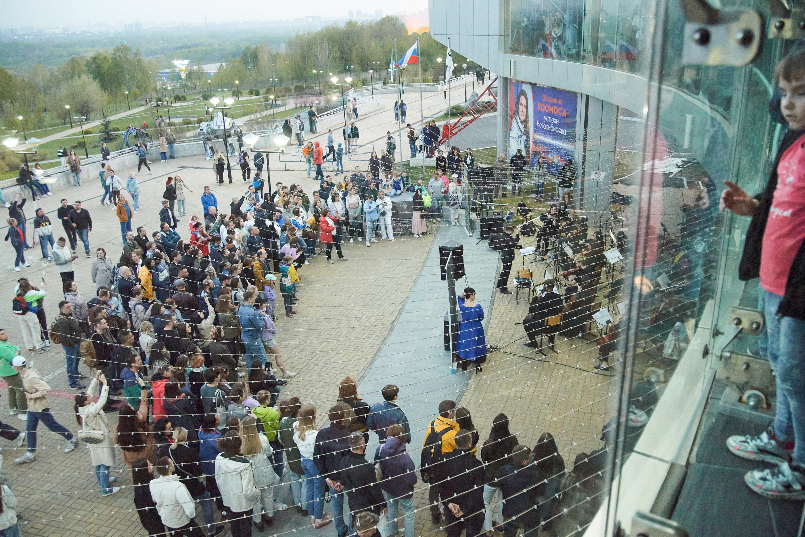 Репортаж: Музыкальная школа Виртуозы в Ночь музеев у планетария. Репортажный и женский фотограф в Новосибирске