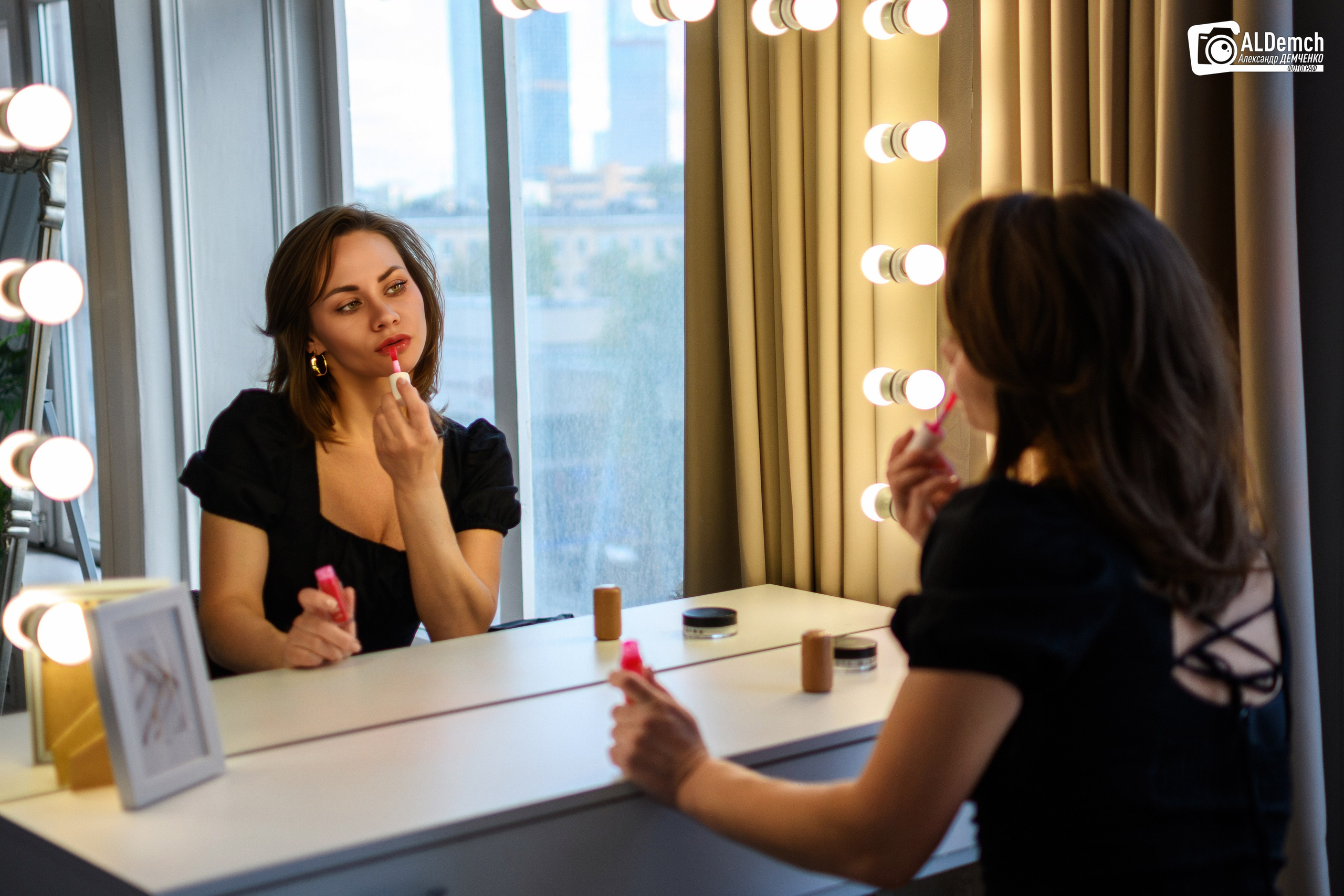 Фотосессия девушки в чёрном платье в фотостудии в Москве