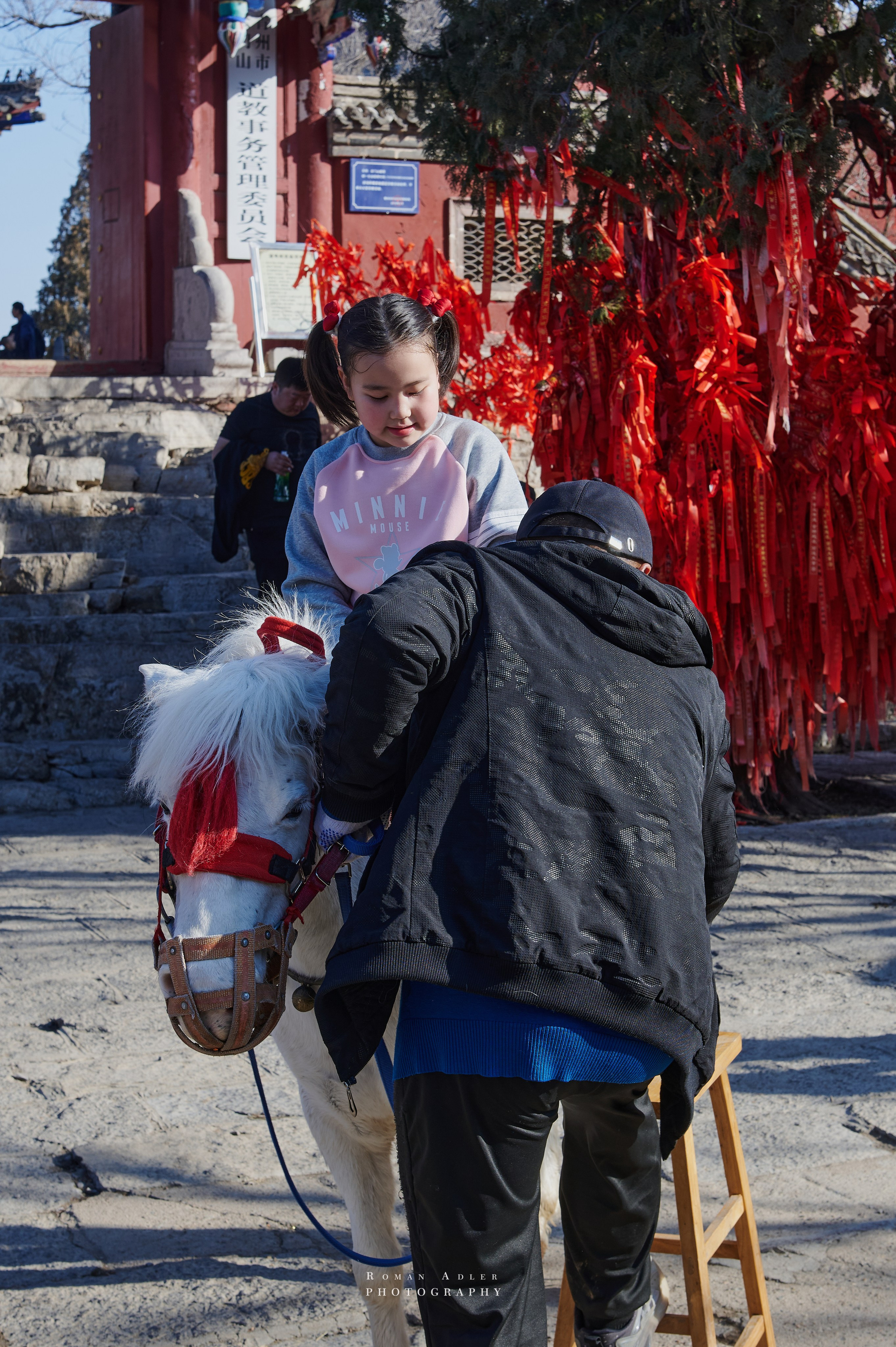 Рассвет на храмовой горе Юнмень. Цинчжоу. Фотограф Роман Адлер